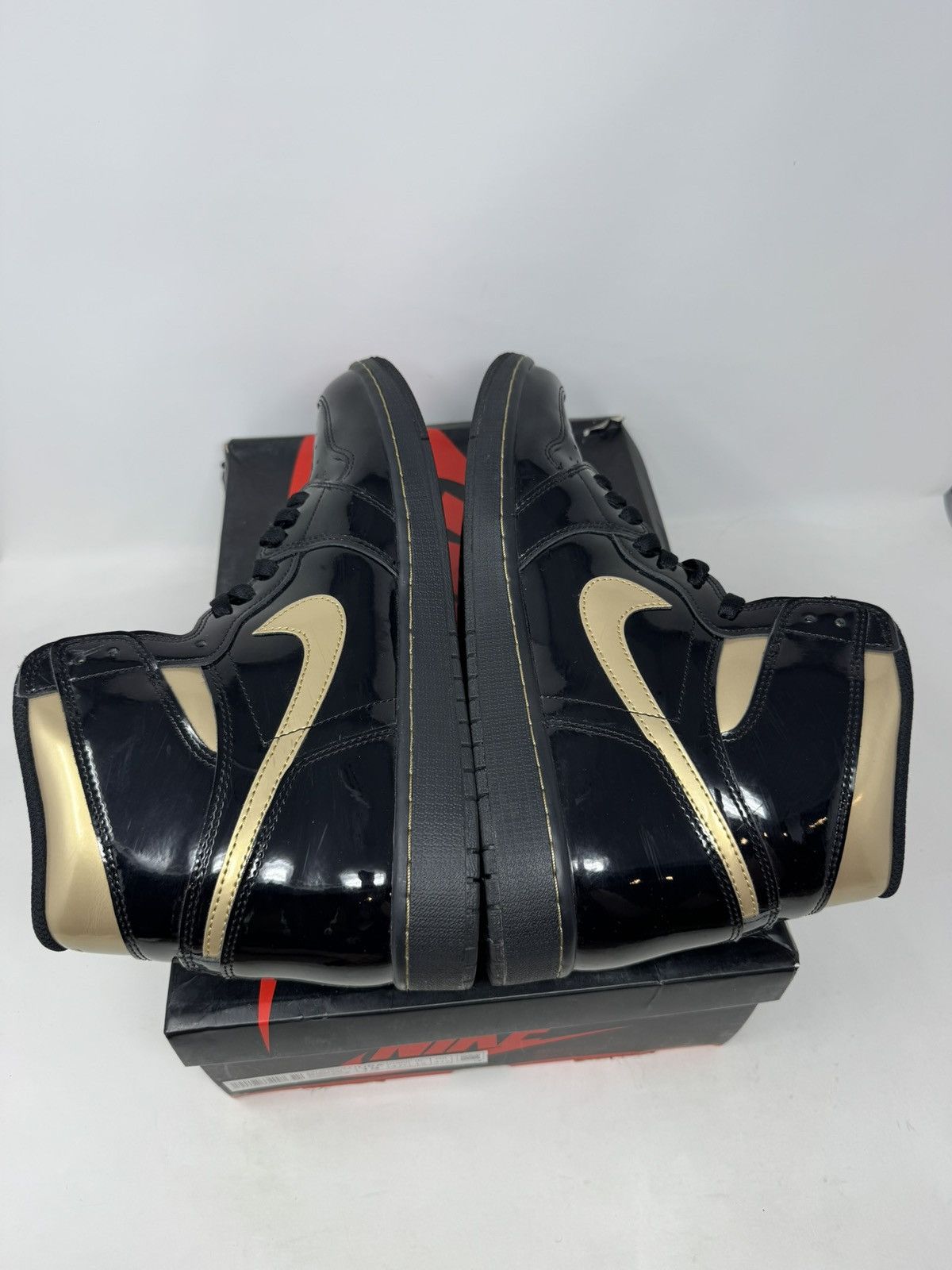 Jordan Brand Nike Air Jordan 1 Retro High Og Black Metallic Gold Size US 13 / EU 46 - 7 Thumbnail