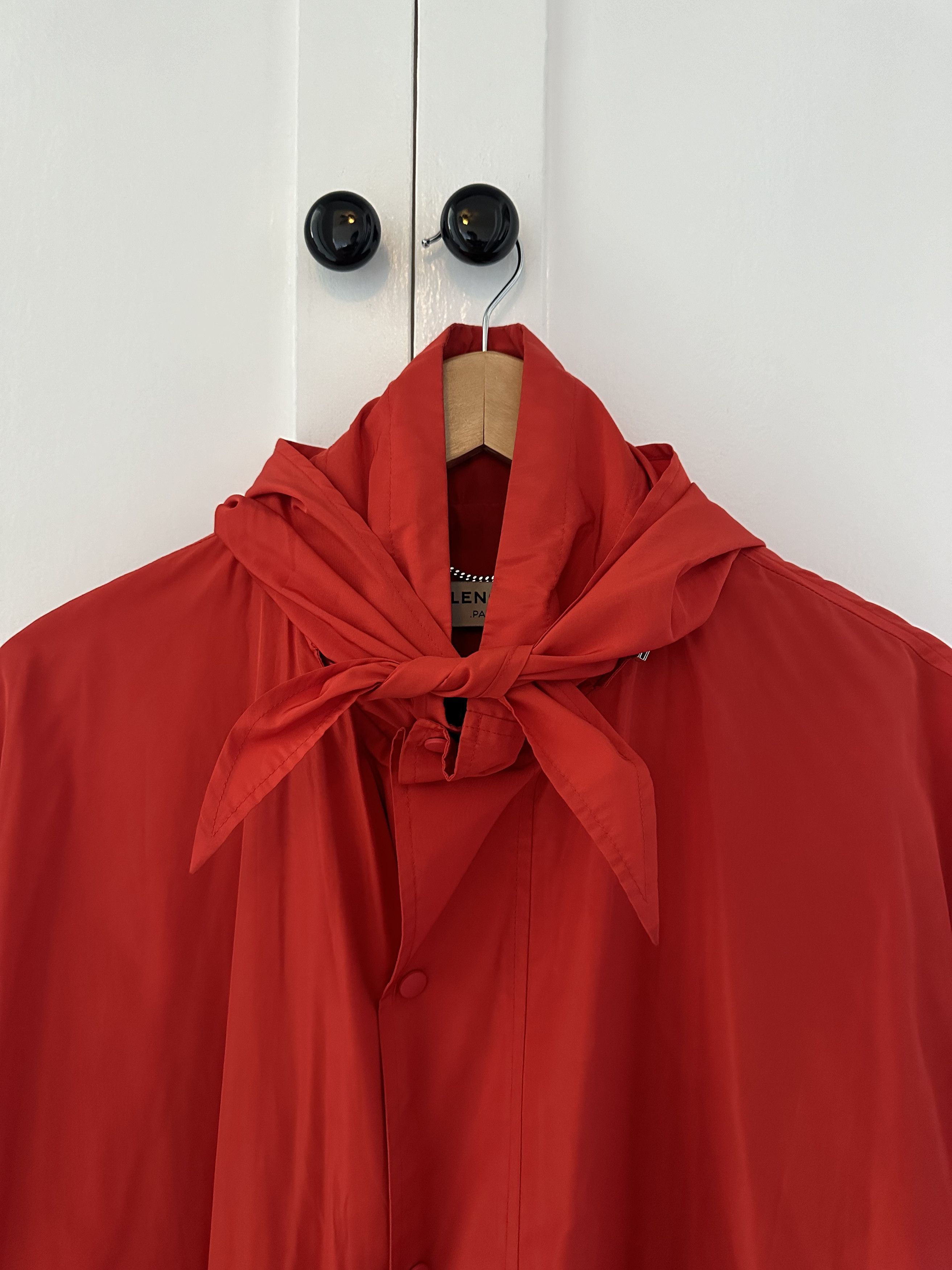 Balenciaga Balenciaga 2016 Red Raincoat with optional tied hood Size XS / US 0-2 / IT 36-38 - 2 Thumbnail