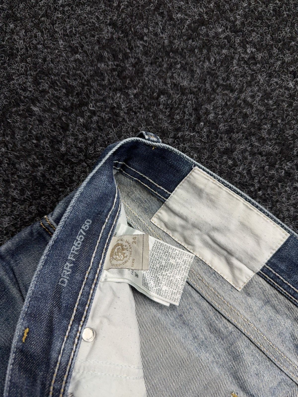 Diesel 00s Diesel Distressed Tepphar Slim Carrot Light Wash Jeans Size US 34 / EU 50 - 11 Thumbnail