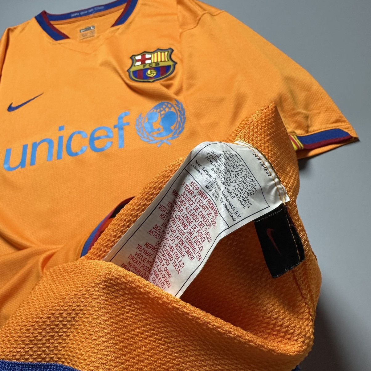 Nike BARCELONA NIKE 2007/2008 FOOTBALL AWAY JERSEY #10 RONALDINHO Size US L / EU 52-54 / 3 - 13 Thumbnail