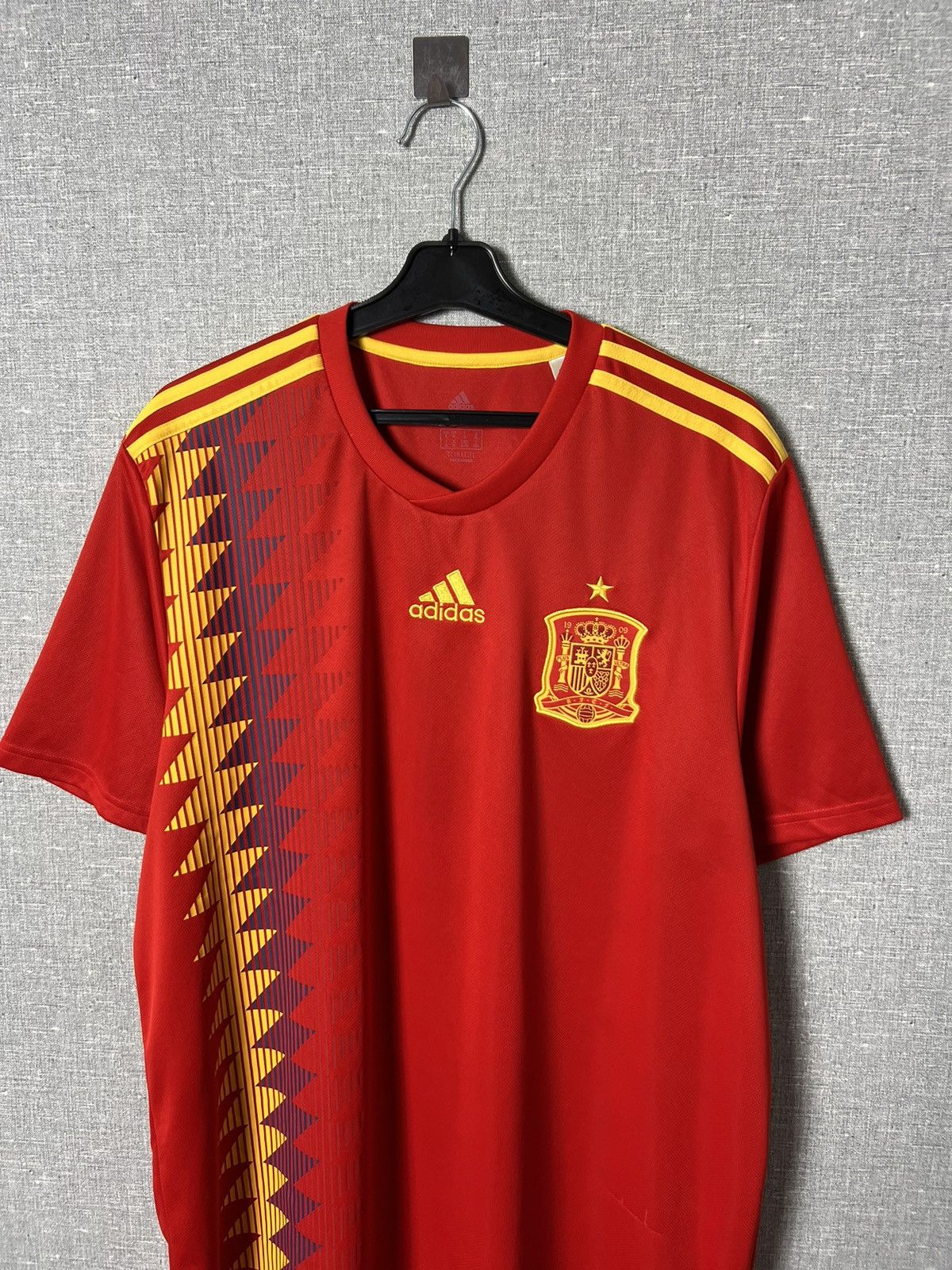 Adidas ADIDAS SPAIN NATIONAL TEAM 2017 / 2018 HOME FOOTBALL JERSEY Size US XL / EU 56 / 4 - 2 Thumbnail