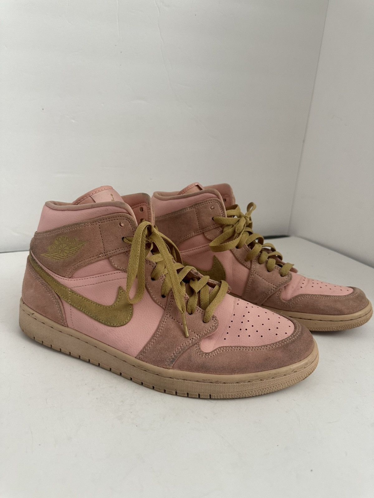 Nike Nike Air Jordan 1 Mid 'Coral Gold' 852542-600 Size US 11 / EU 44 - 1 Thumbnail