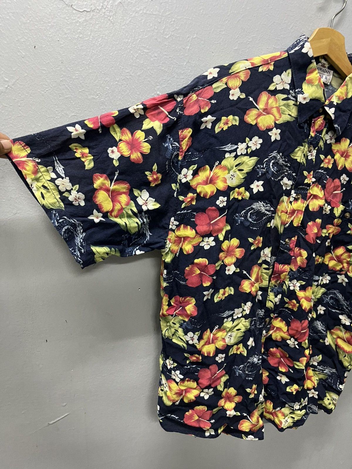 Vintage Hawaiian Shirt Floral and Dragon Print Size US L / EU 52-54 / 3 - 4 Thumbnail