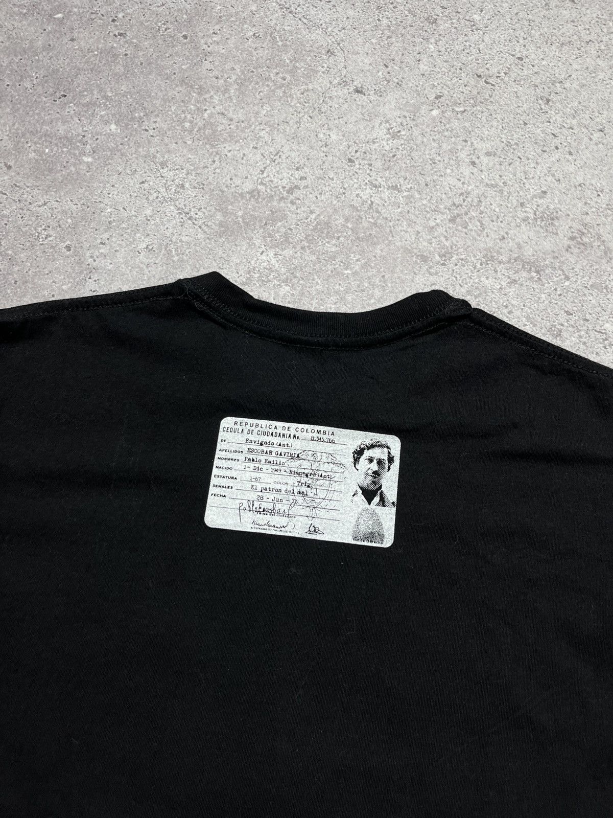 Band Tees Vintage Pablo Escobar Colombia Passport Tshirt Size US XL / EU 56 / 4 - 9 Thumbnail