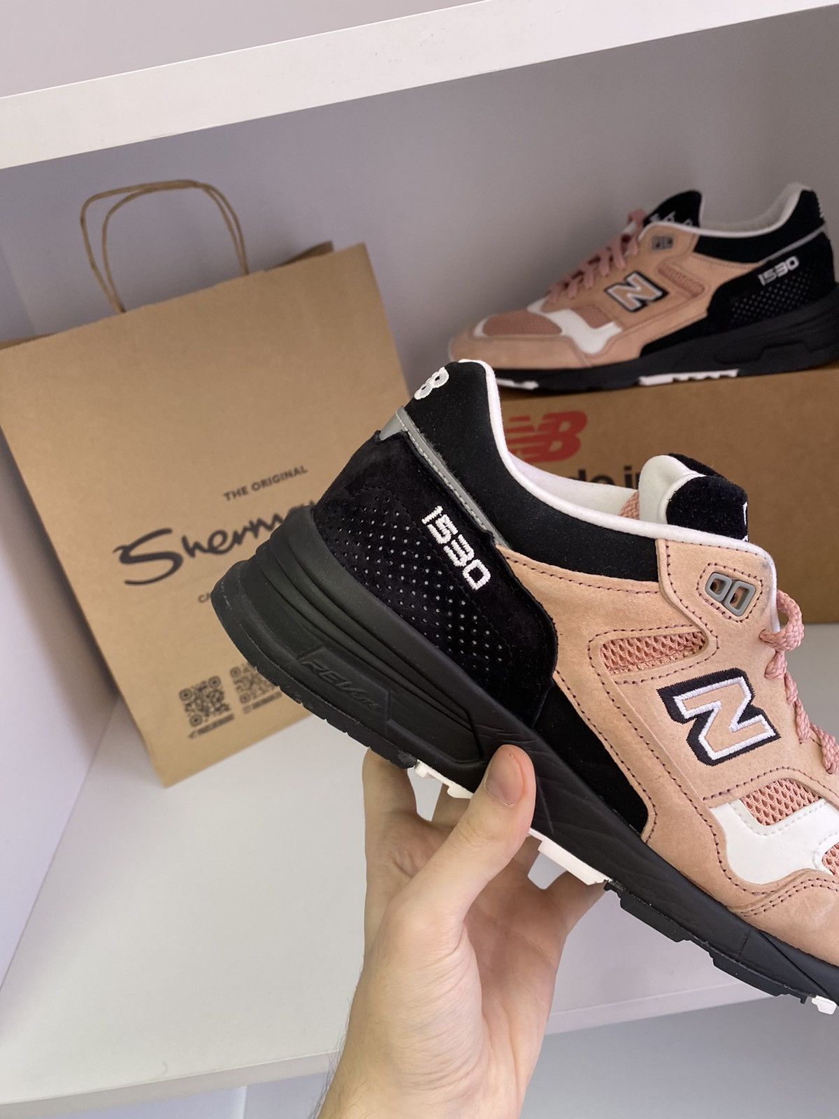 New Balance NEW BALANCE M1530SVS CORAL PINK BLACK MADE IN ENGLAND Size US 9.5 / EU 42-43 - 8 Thumbnail