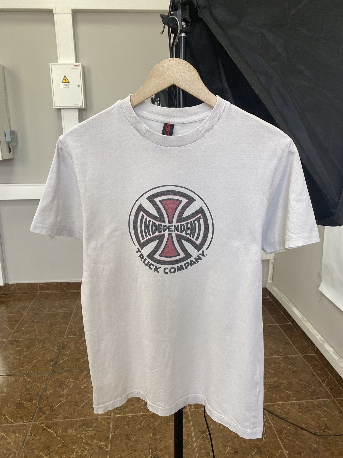Independent Truck Co. × Vintage 🇺🇸 Vintage 90s Independent Truck Company T-Shirt Rare Y2K Size US S / EU 44-46 / 1 - 1 Thumbnail