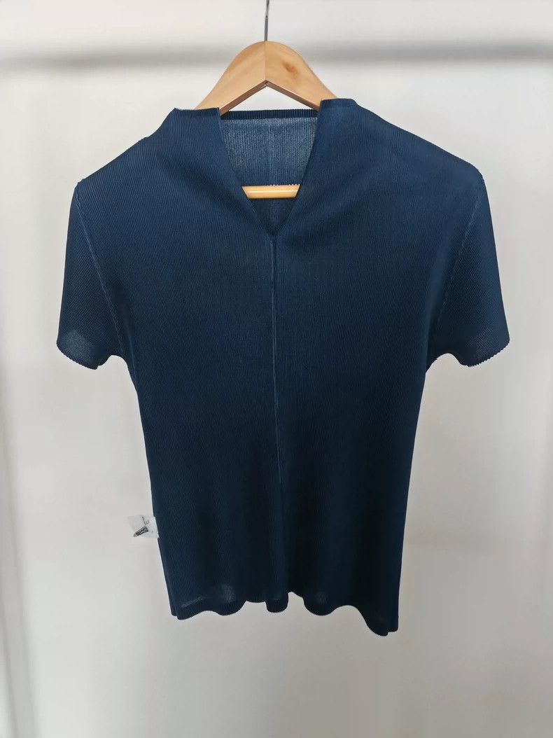 Issey Miyake Issey Miyake size:3 Dark blue pleated V-neck short-sleeved Size S / US 4 / IT 40 - 2 Thumbnail