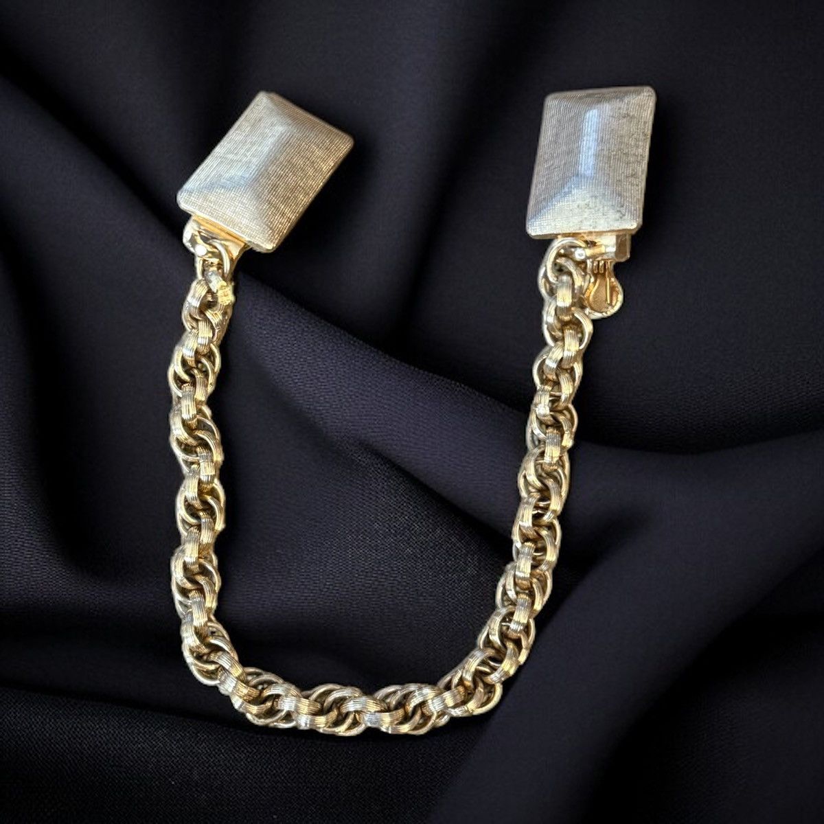 Vintage Vintage gold tone collar/sweater clip Size ONE SIZE - 1 Thumbnail