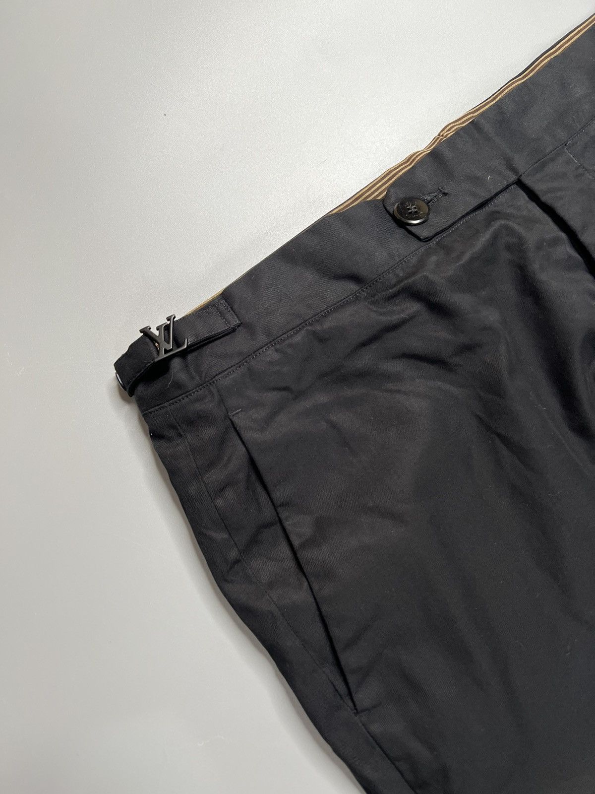 Louis Vuitton Grail Louis Vuitton Matte Black LV Logo waist buckle Trouser Size US 34 / EU 50 - 4 Thumbnail
