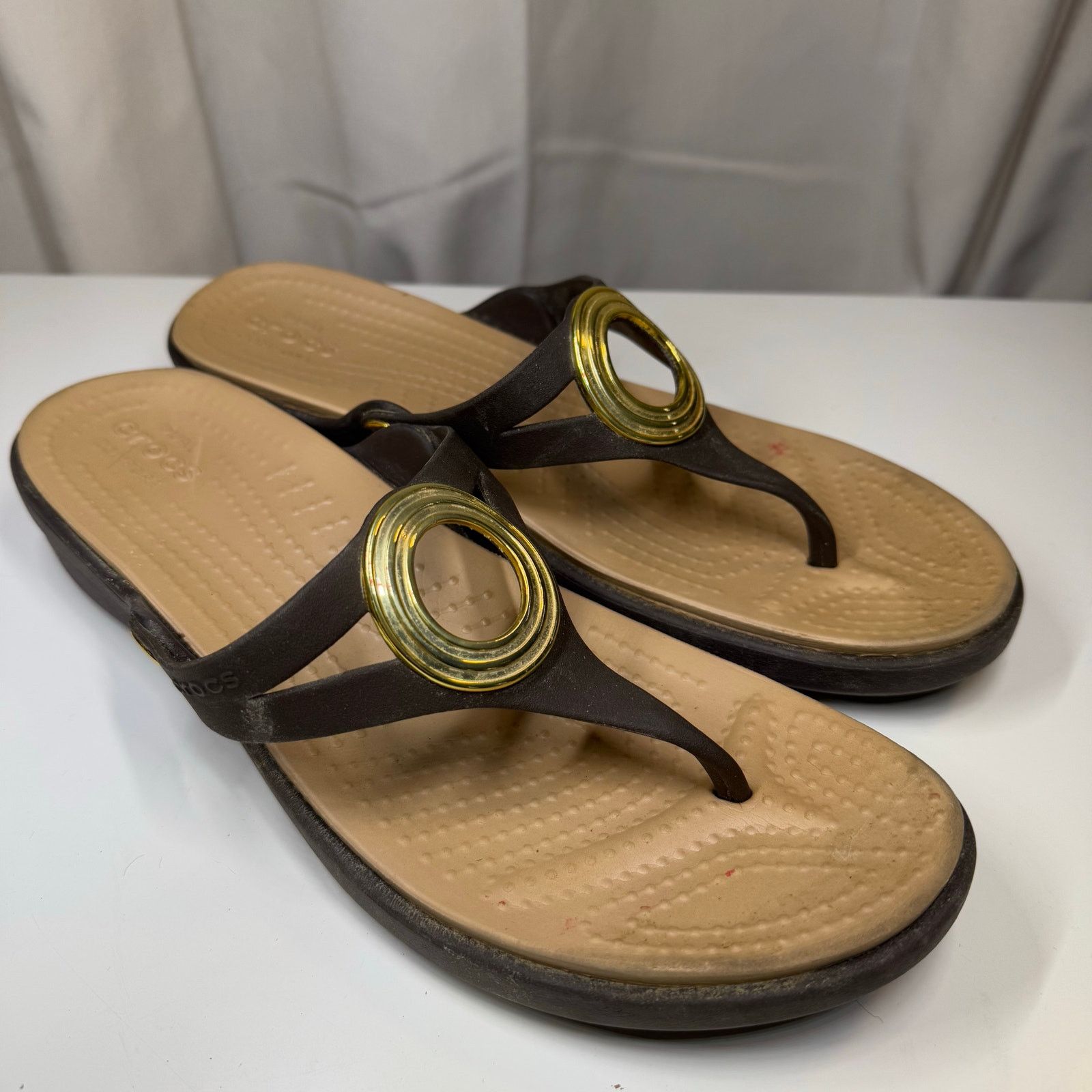 Crocs Crocs Sanrah Circle Medallion Sandal Sz 11 ESPRESSO GOLD Size US 11 / IT 41 - 1 Thumbnail