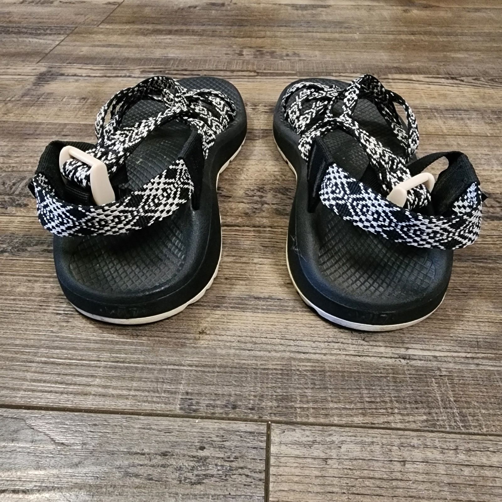 Chaco Chaco black and white sandals shoes w toe straps size 7 SH3 Size US 7 / IT 37 - 2 Thumbnail