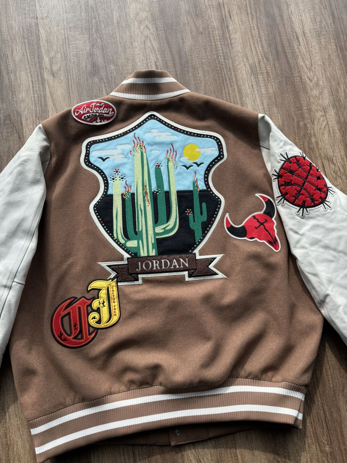 Jordan Brand × Travis Scott Cactus Jack x Jordan Varsity Jacket Size US XL / EU 56 / 4 - 2 Thumbnail