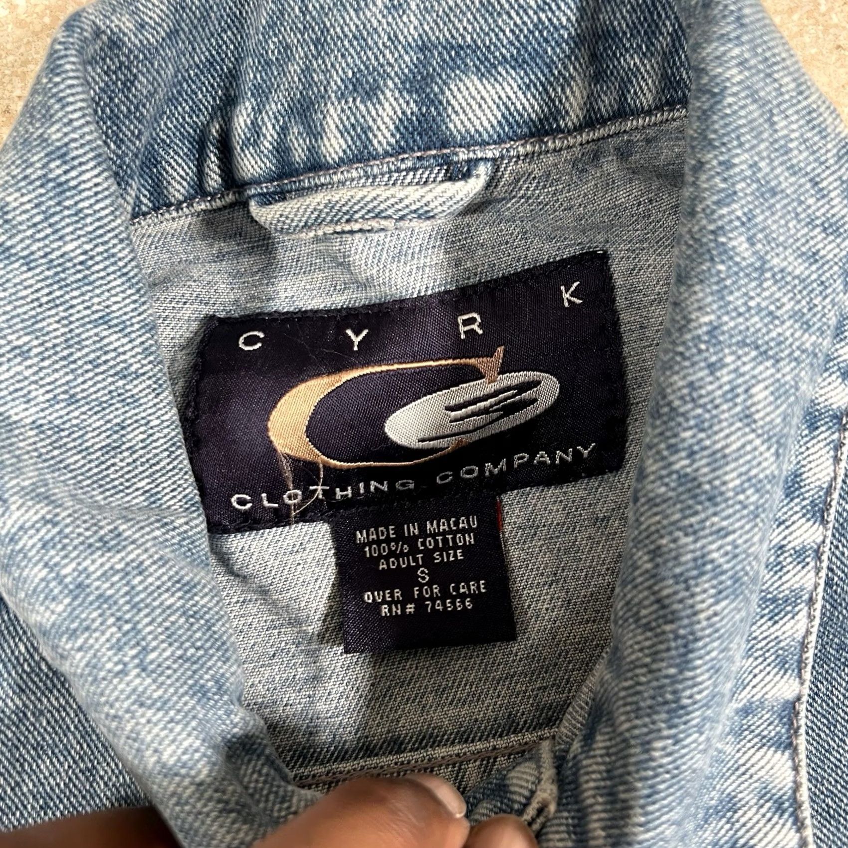 Vintage VINTAGE 1999 Cyrk Clothing Denim Jean Jacket Trucker Size S Blue Men Cav? Size US 29 - 6 Thumbnail