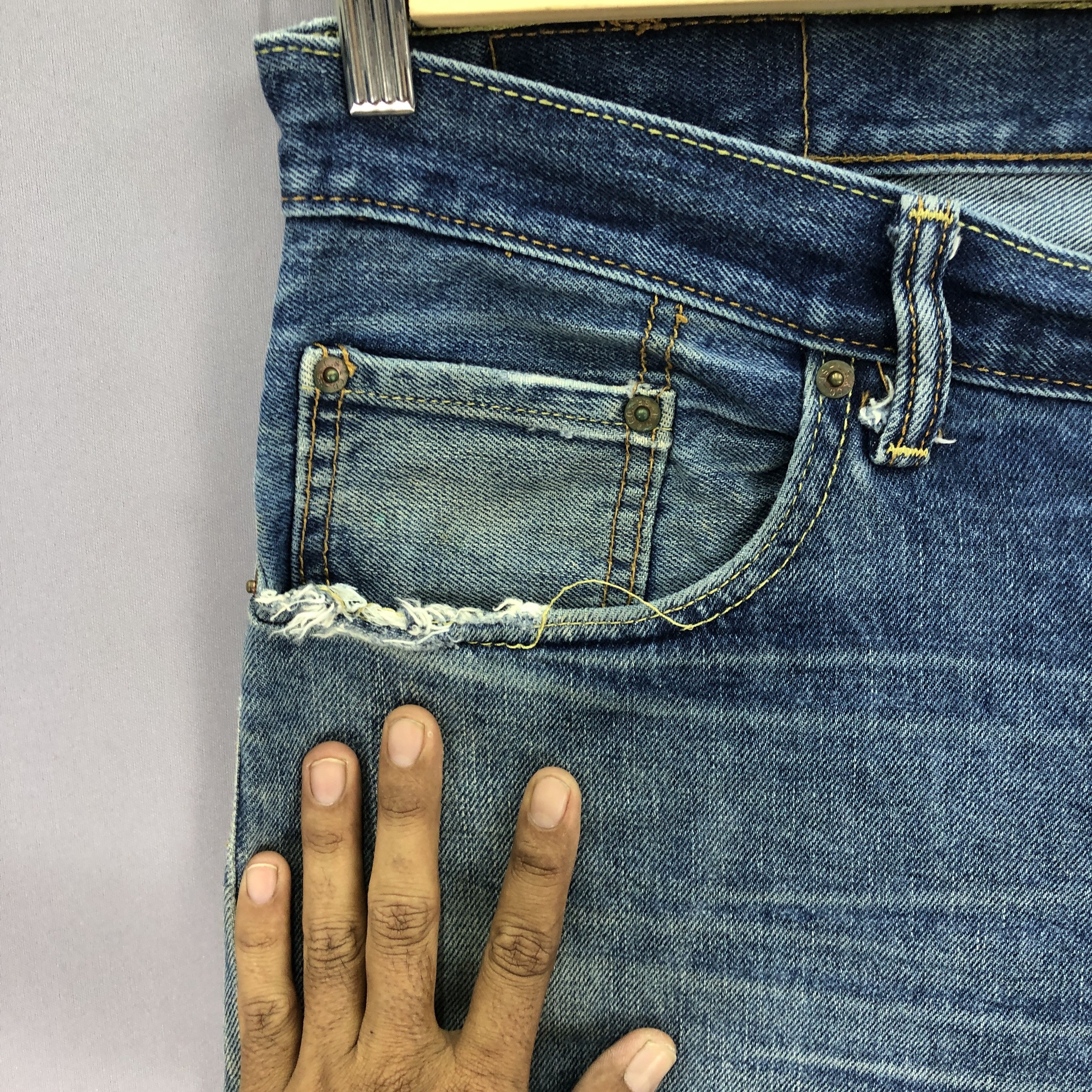 Levi's Vintage Levis 550 Faded Jeans Levi's Ripped Stonewash Denim Size US 44 / EU 60 - 6 Thumbnail