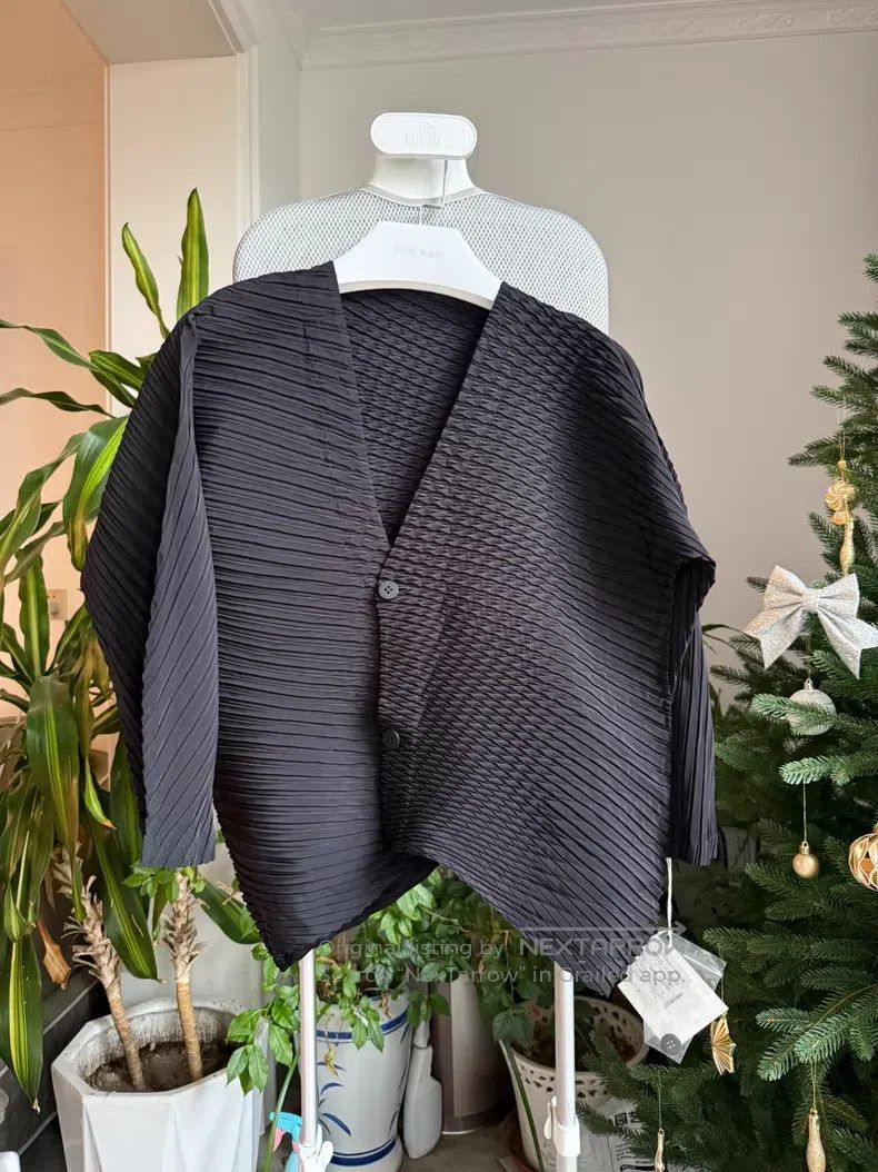 Issey Miyake Issey Miyake Main line black fish scale coat Size M / US 6-8 / IT 42-44 - 2 Thumbnail