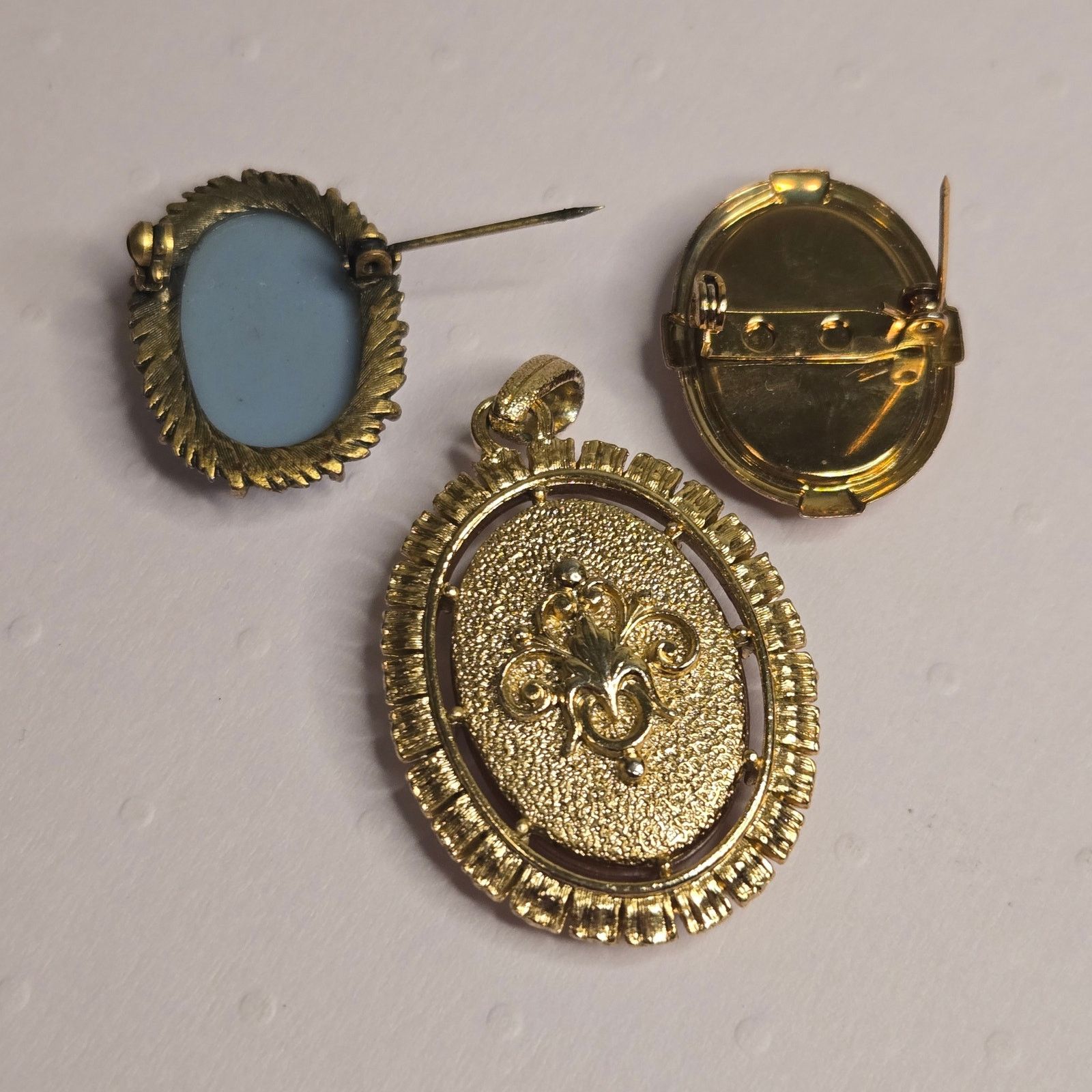 Vintage Vintage Cameo Brooch Pendant Ornate Gold Tone Frame Estate Size ONE SIZE - 5 Thumbnail