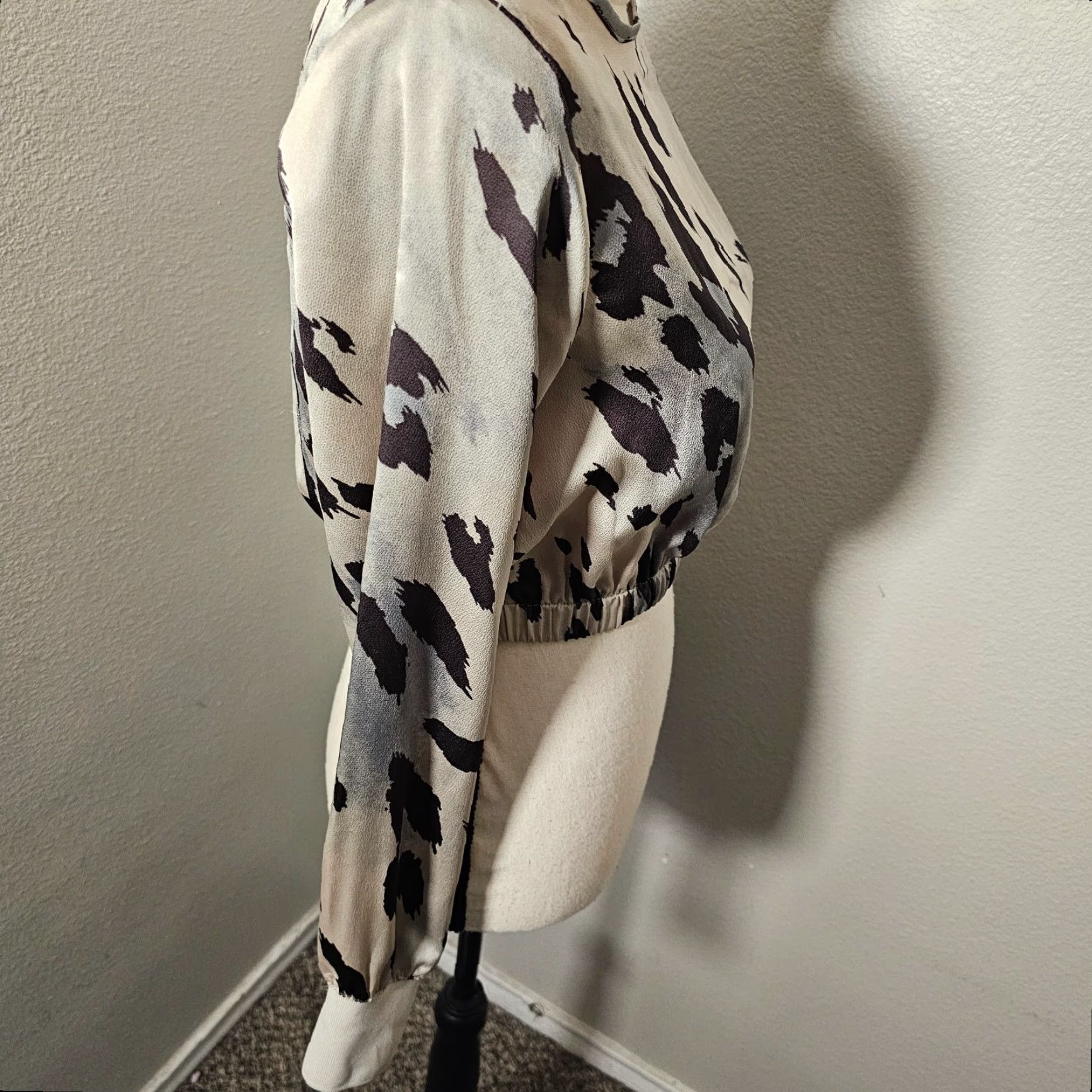 Express Express Women's Size XS Strong Shoulder Cropped Cheetah Print Top Blouse Size M / US 6-8 / IT 42-44 - 4 Thumbnail