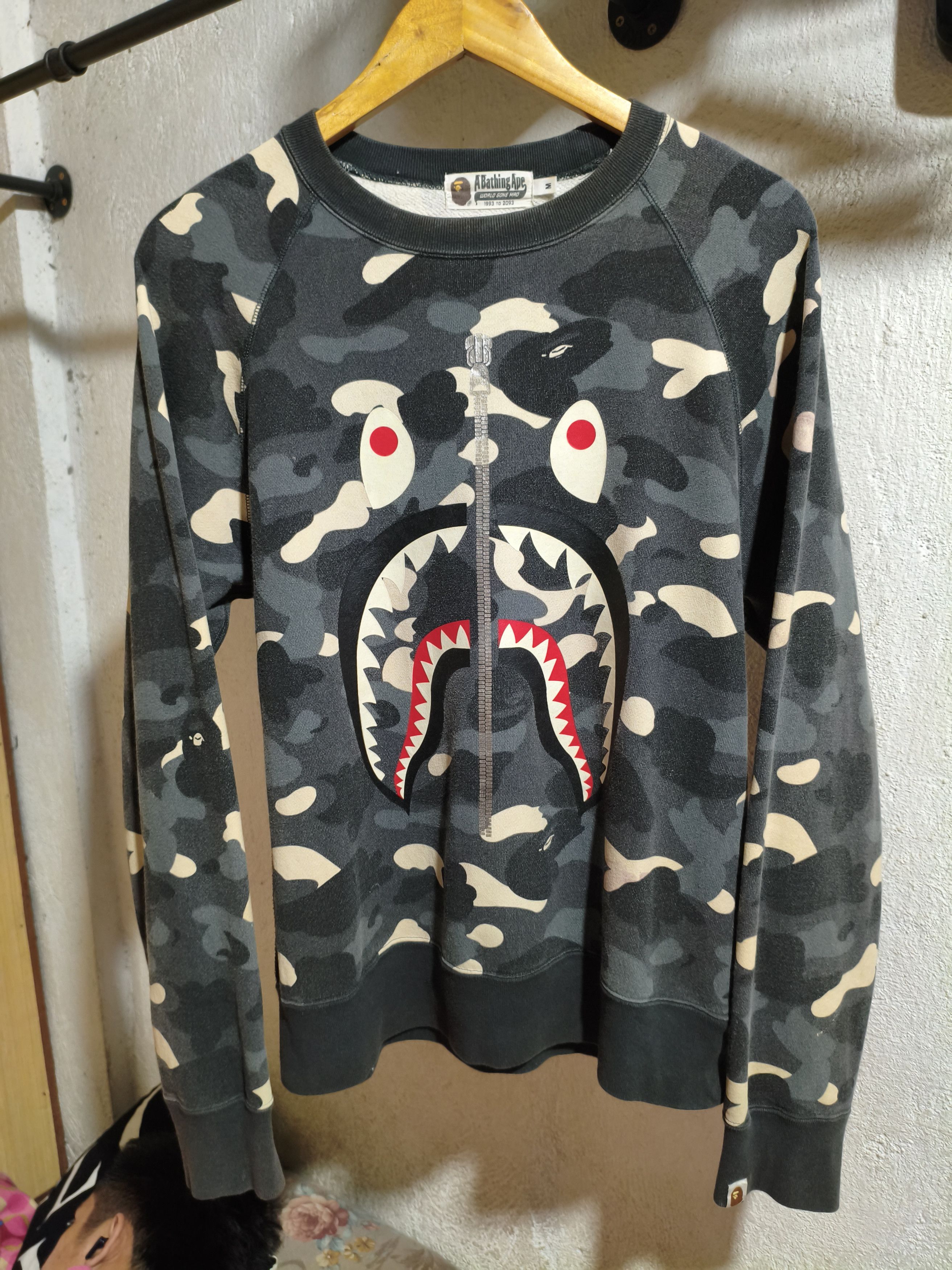 Bape Bape shark camou glowing the dark Size US M / EU 48-50 / 2 - 1 Thumbnail