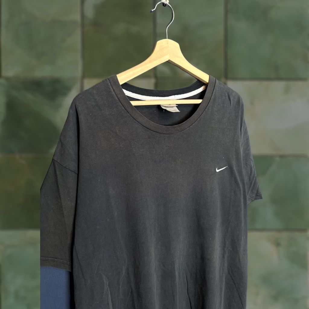 Nike VINTAGE Nike Black Tee Shirt Size 2XL Faded Swoosh Gray Tag Y2K Size US XXL / EU 58 / 5 - 1 Thumbnail