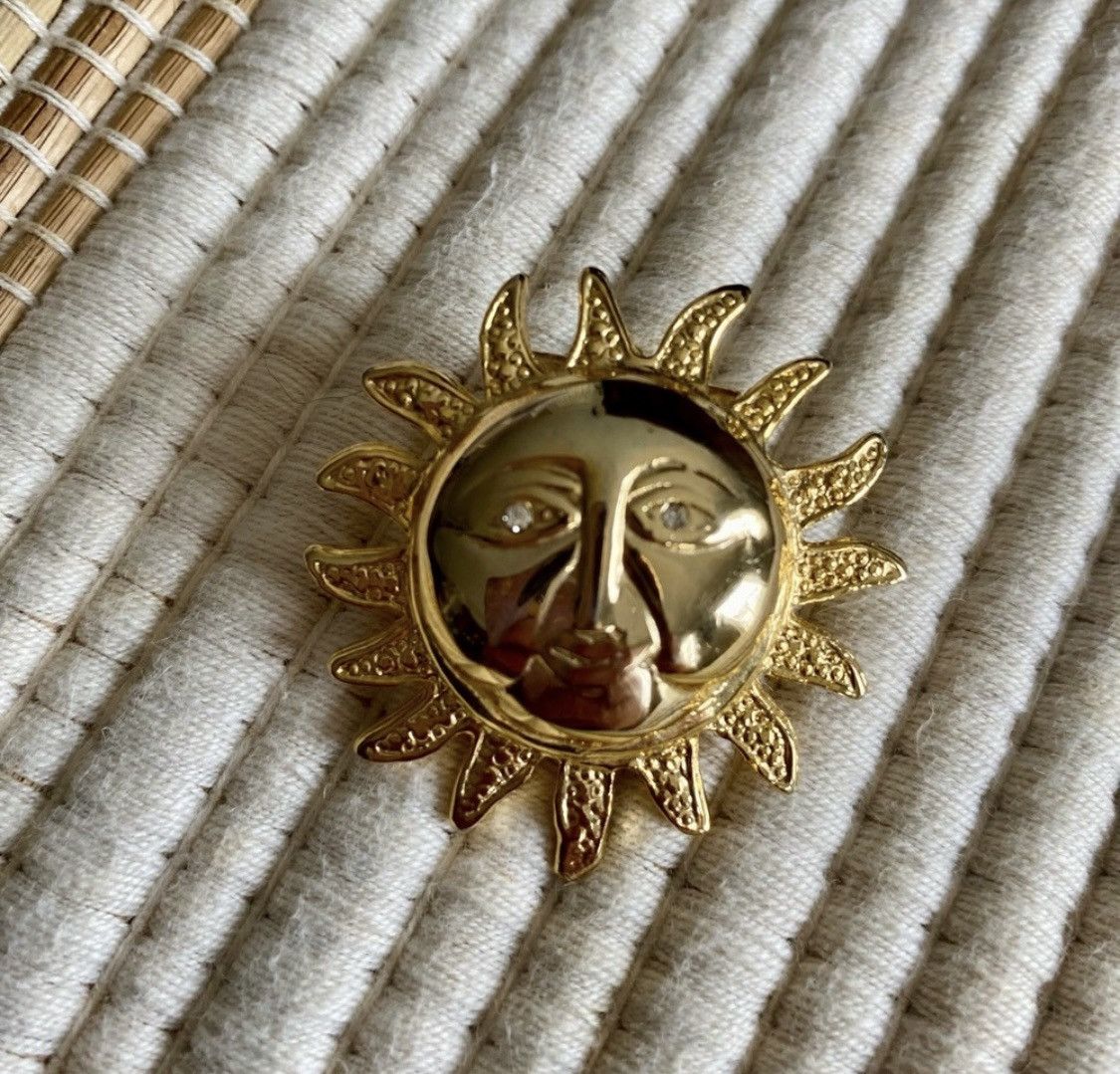 Other VINTAGE TEXTURED GOLD SUN FACE BROOCH PIN WITH DIAMOND EYES Size ONE SIZE - 11 Thumbnail