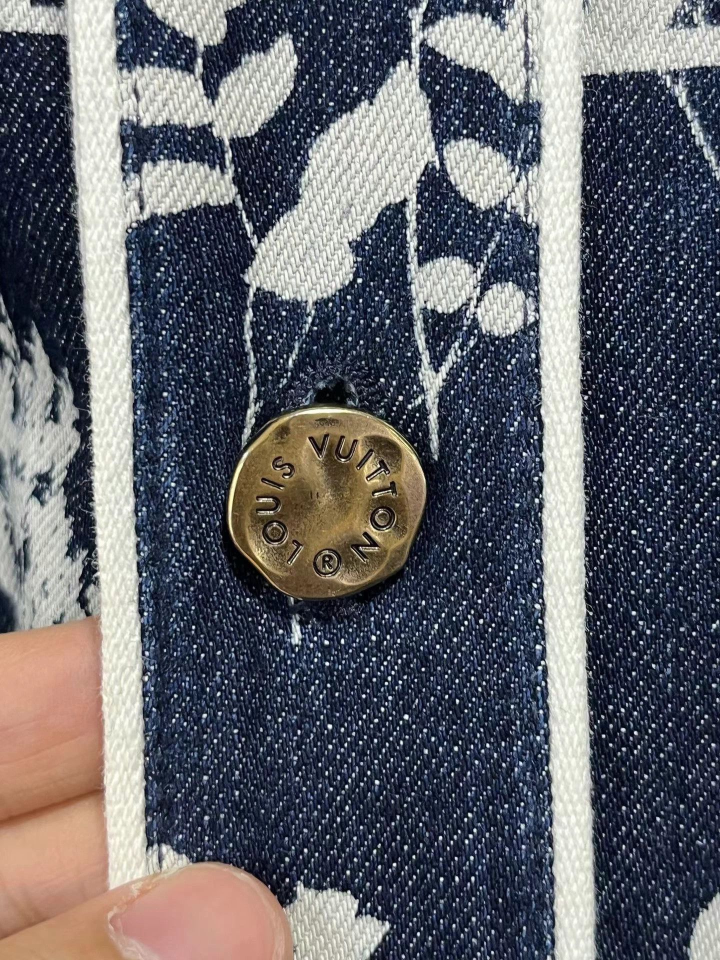 Louis Vuitton Louis Vuitton LV button ups Size US S / EU 44-46 / 1 - 5 Thumbnail