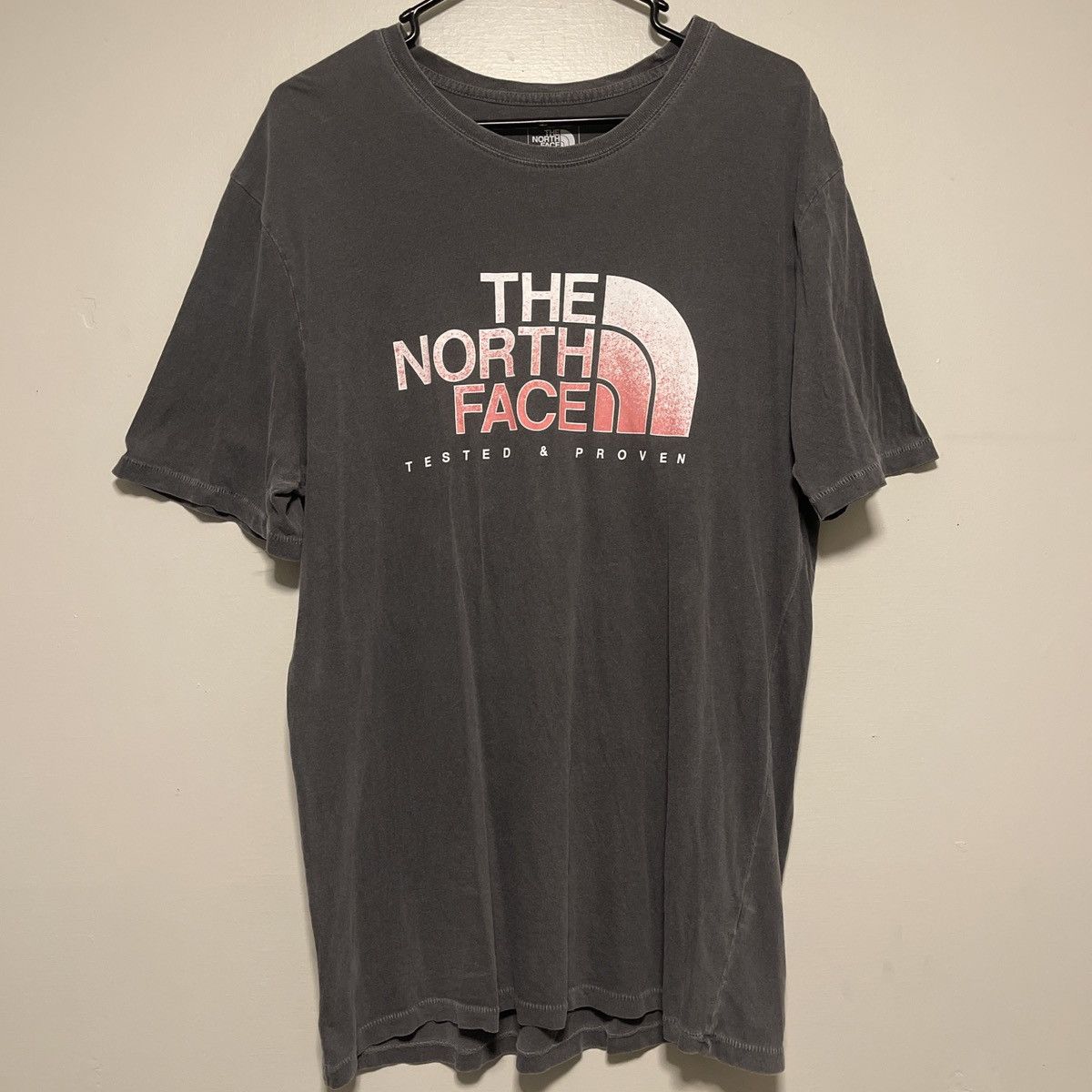 The North Face 90s The North Face Gray T Shirt White And Reg Logo Size US L / EU 52-54 / 3 - 1 Thumbnail