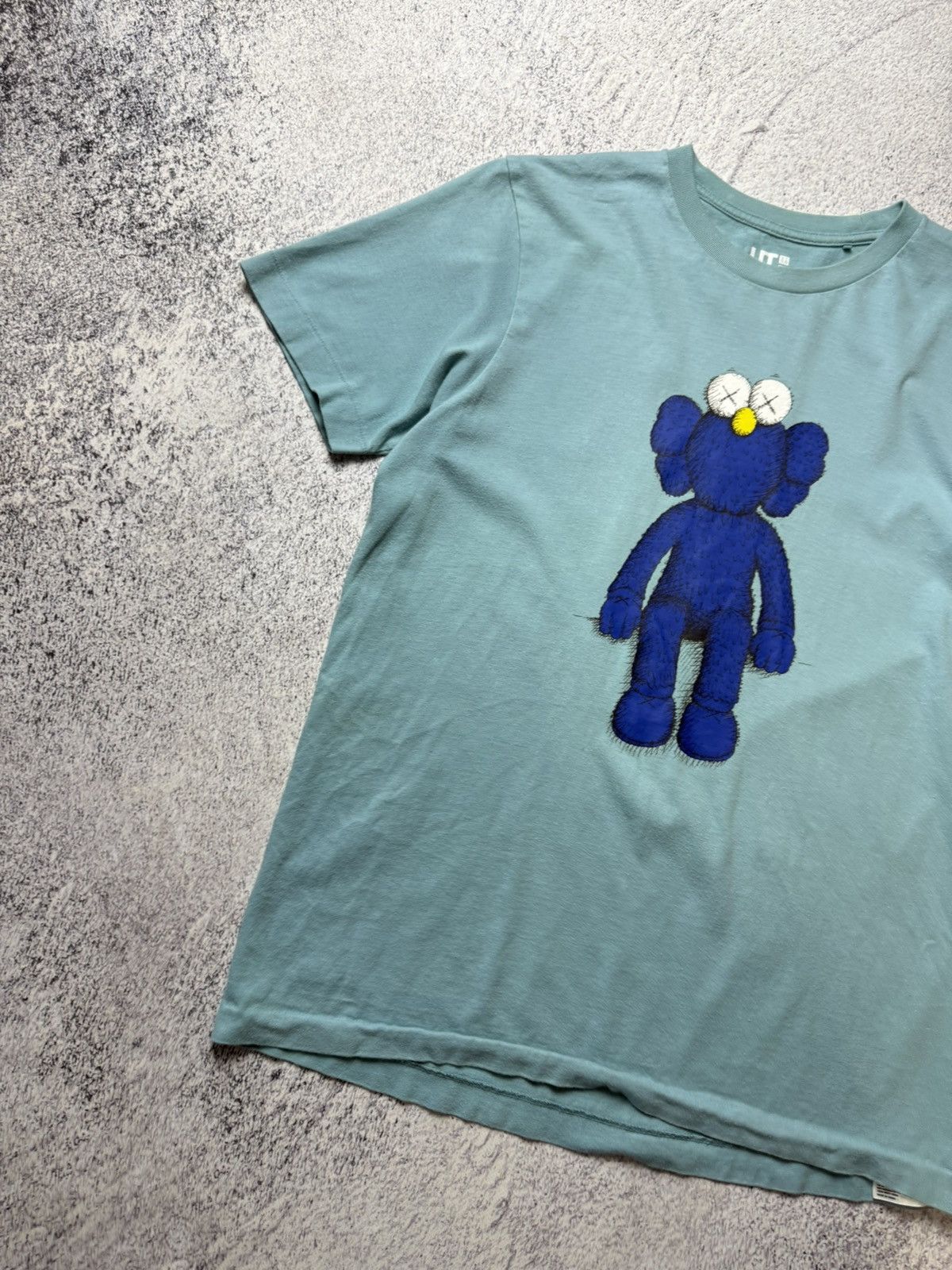 Japanese Brand Vintage Uniqlo x kaws T-shirt USA Size US S / EU 44-46 / 1 - 7 Thumbnail