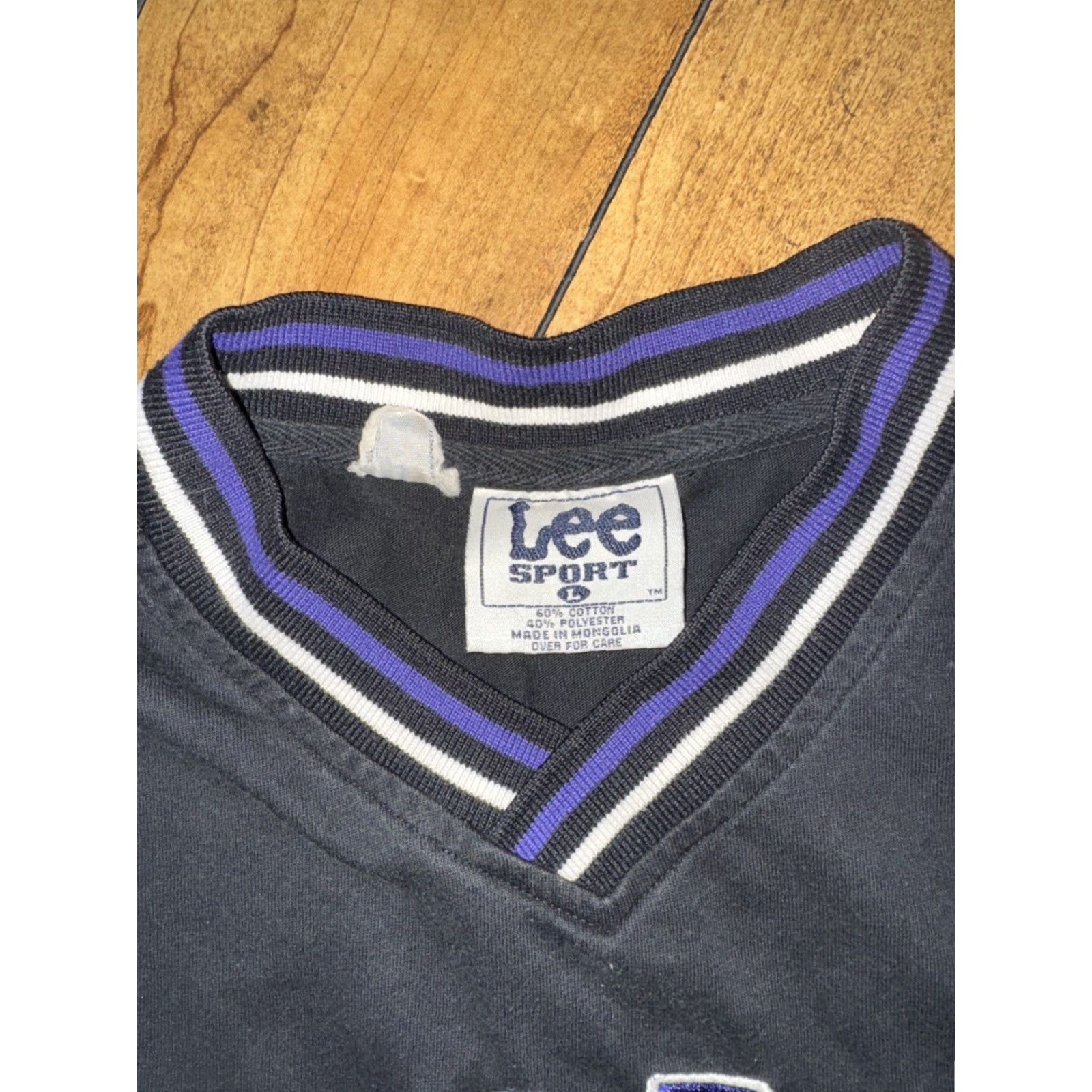 Lee VINTAGE Lee Sport Black T-Shirt Los Angeles Lakers V-Neck Men’s Large 22x27 NBA Graphic Print 90s Sports Fans Mens Size US L / EU 52-54 / 3 - 3 Thumbnail