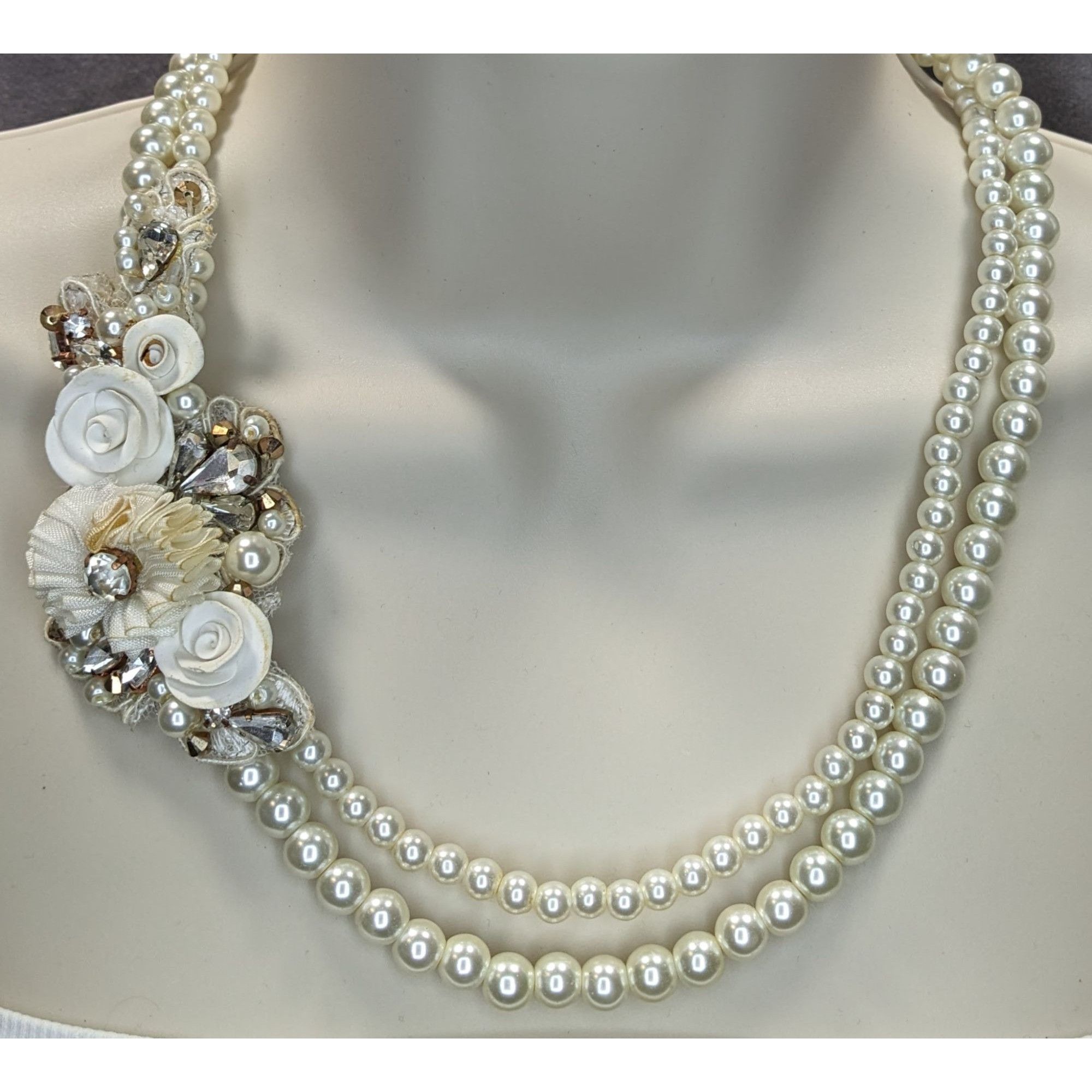 Handmade Vintage Handmade Faux Pearl Necklace With Floral Embellishme Size ONE SIZE - 1 Thumbnail