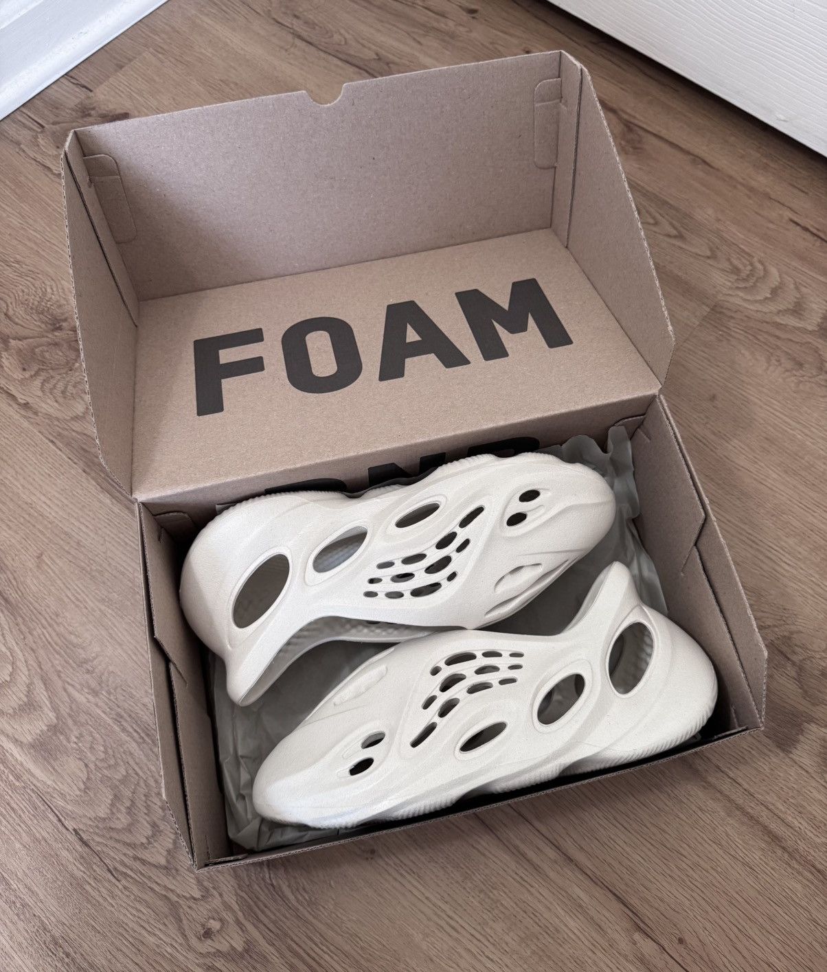 Adidas Adidas Yeezy Foam RNNR Sand Size US 10 / EU 43 - 24 Thumbnail