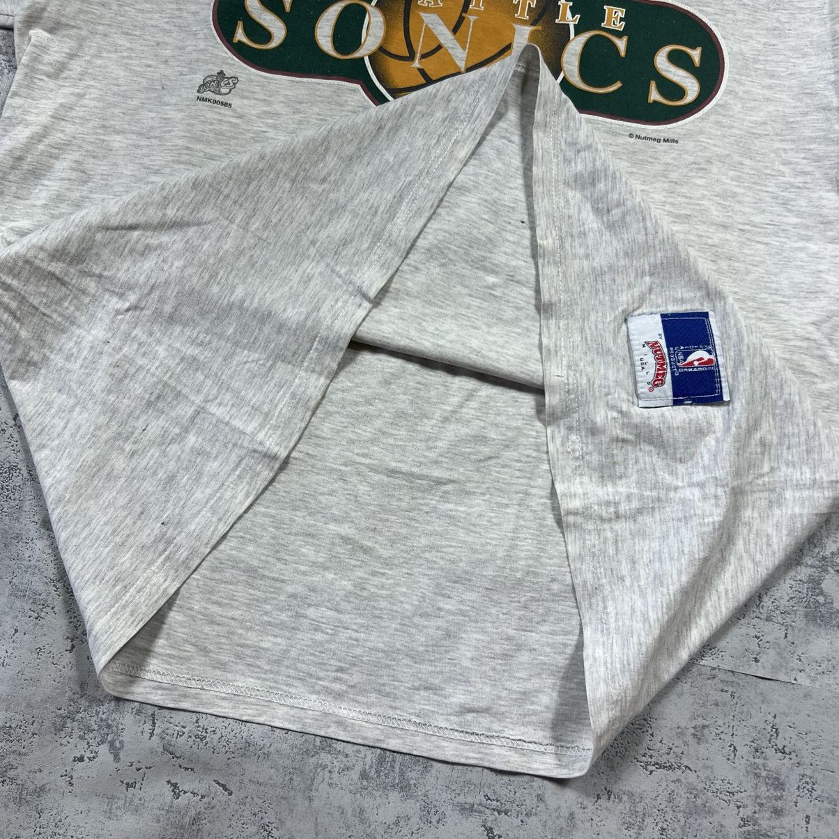 Nutmeg 90s Nutmeg Seattle Sonics Vintage NBA Oversized Tee T-Shirt Size US M / EU 48-50 / 2 - 11 Thumbnail