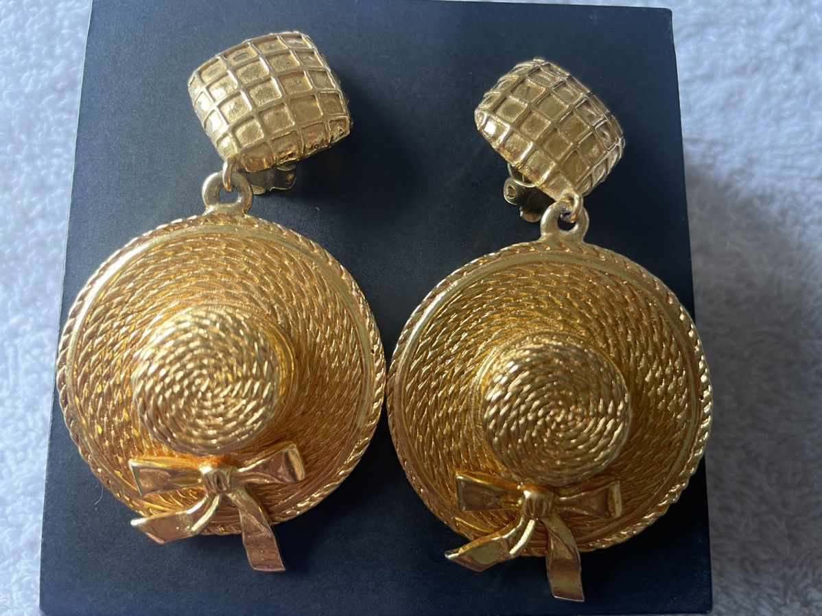 Chanel CHANEL Maxi EARRINGS. Hat model. Vintage. Size ONE SIZE - 1 Thumbnail