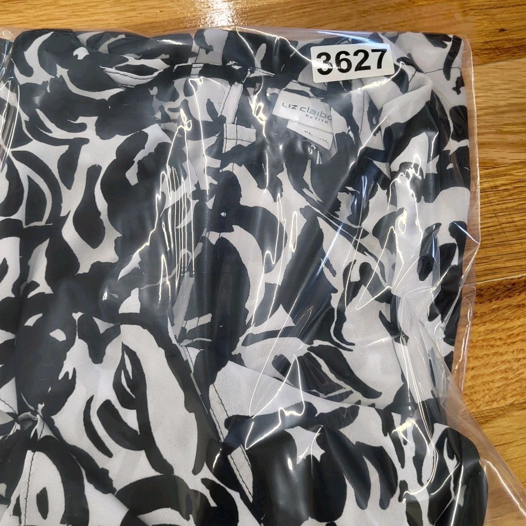 Liz Claiborne Liz Claiborne Petite Blouse Womens Size PL Black White Short Sleeve Ruffle Front Size L / US 10 / IT 46 - 8 Thumbnail