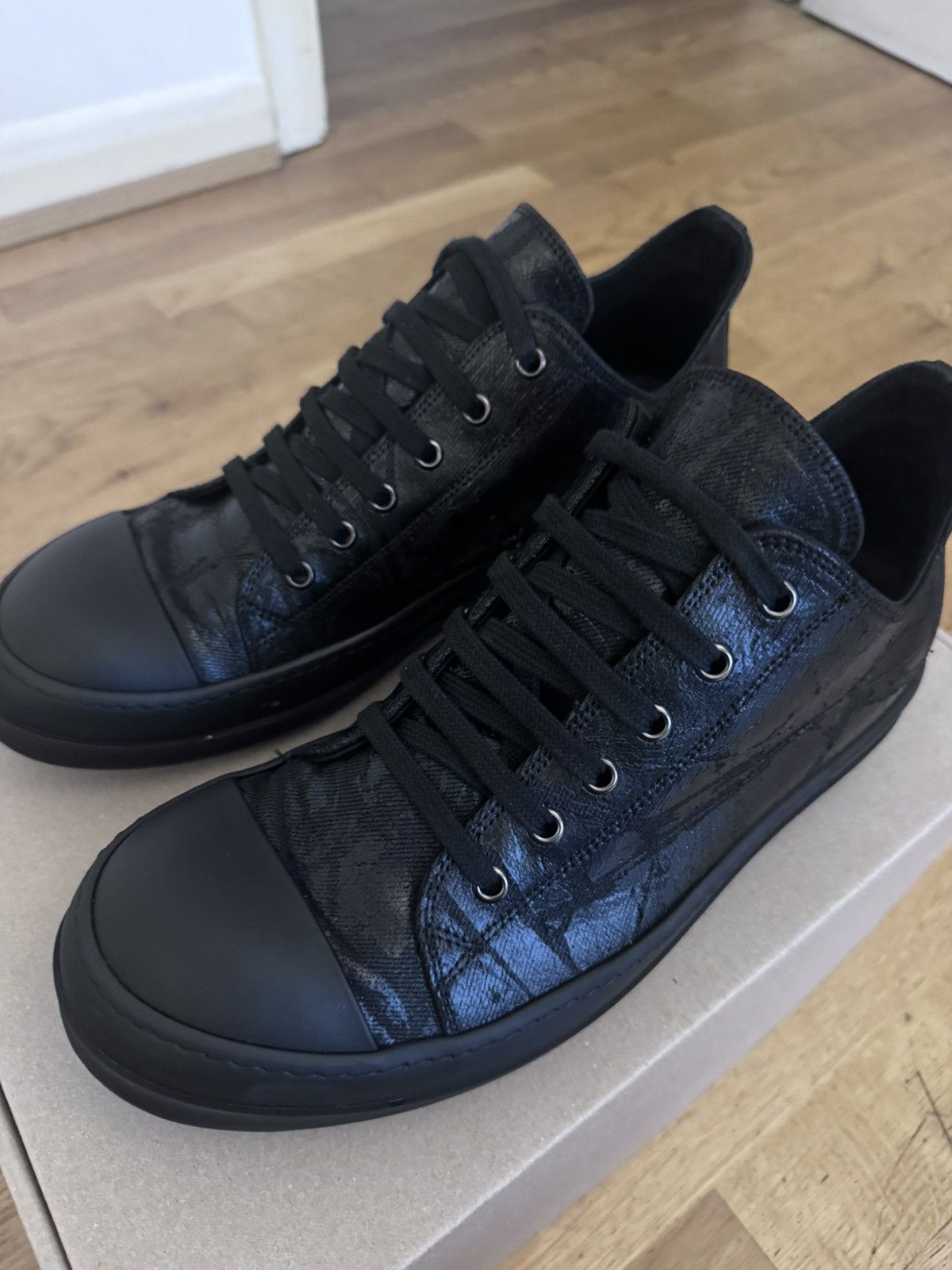 【RICK OWENS】DRKSHDW SS25 HOLLYWOOD LOW SNEAKS FOIL DENIM RICK OWENS】DRKSHDW SS25 HOLLYWOOD LOW SNEAKS FOIL DENIM