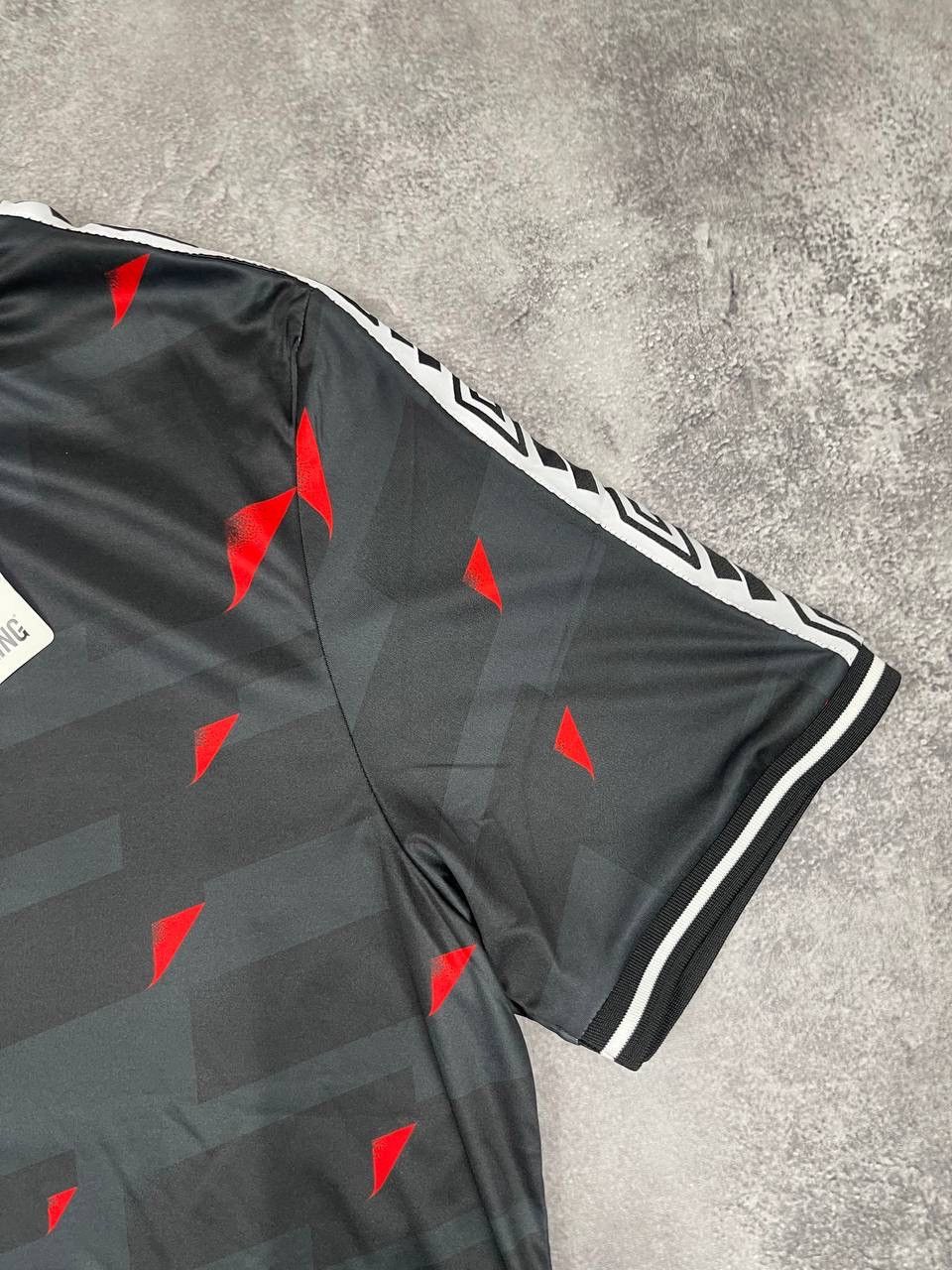 Umbro Umbro NWT Men Polyester Football Jersey Black Red Size M Size US M / EU 48-50 / 2 - 3 Thumbnail