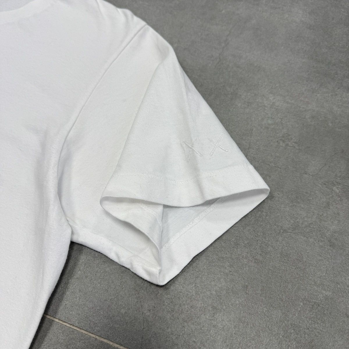 Kaws Uniqlo x Kaws Big Logo White T-Shirt Men Size L Size US L / EU 52-54 / 3 - 7 Thumbnail