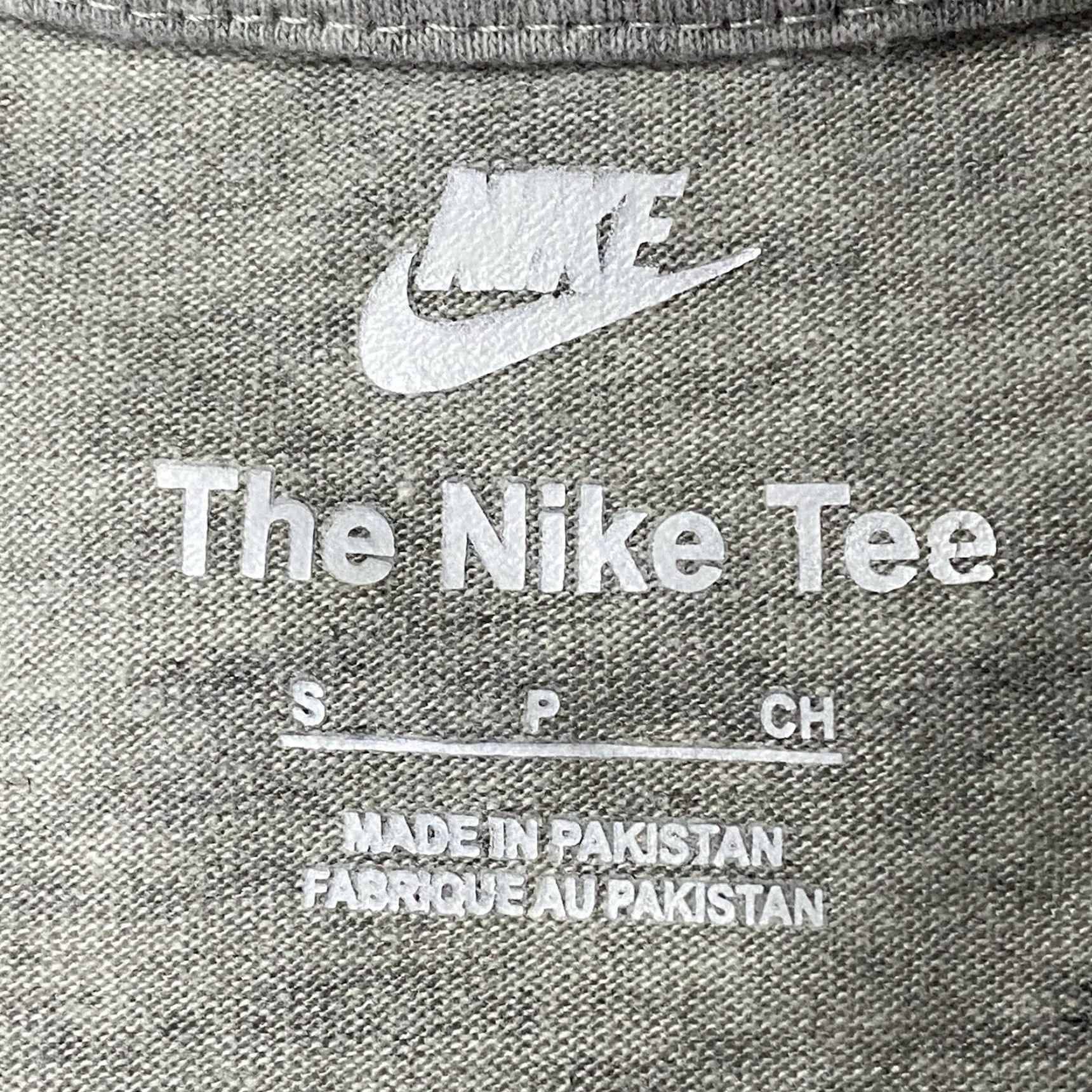 Nike **Nike Tee T-Shirt Gray Small Adult Regular Fit** User: **Gray Small Adult Regular Fit Nike Tee T-Shirt** Size US S / EU 44-46 / 1 - 2 Thumbnail