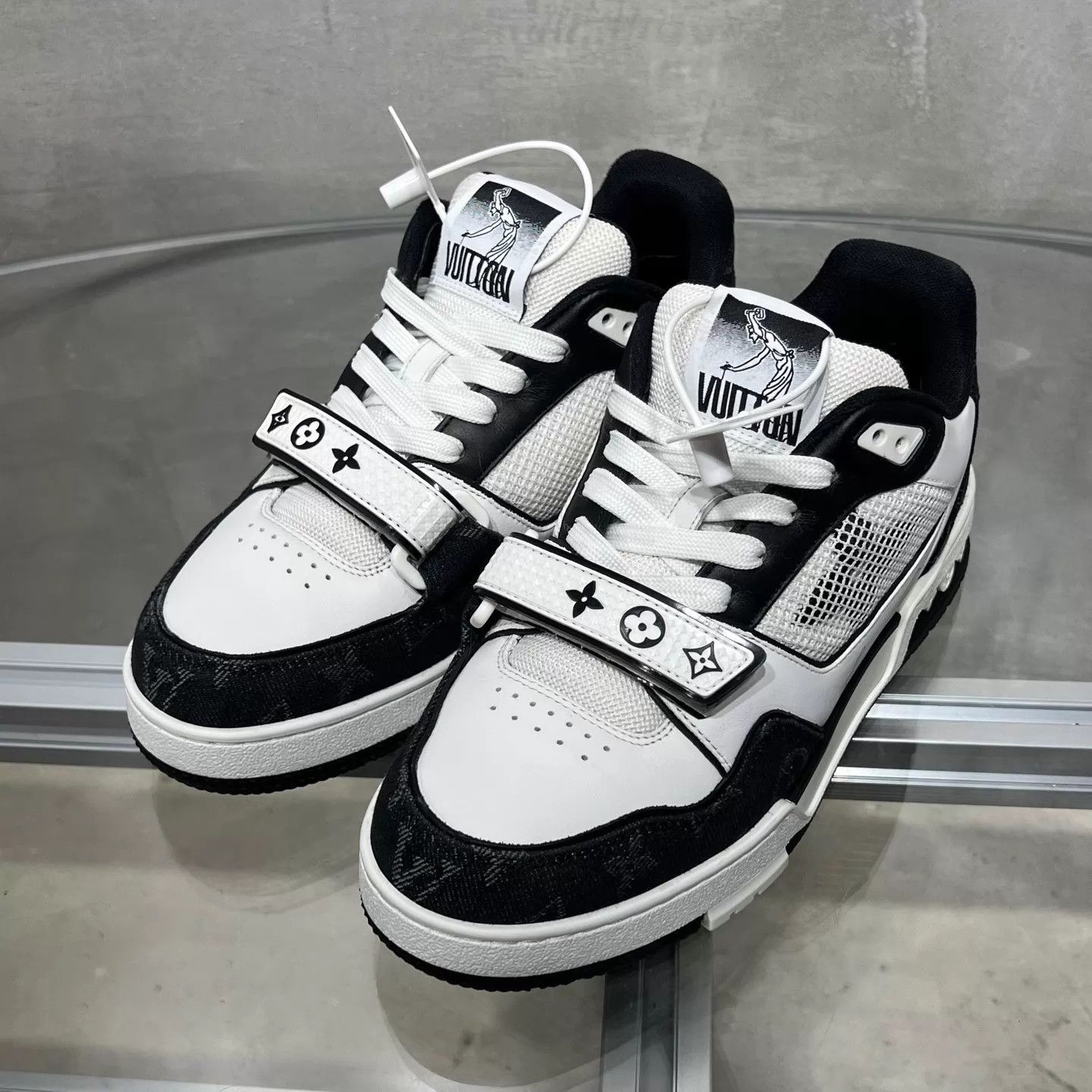 Louis Vuitton LV Trainer Velcro Women's Black White UK3 (37) Size US 5.5 / IT 35.5 - 2 Thumbnail