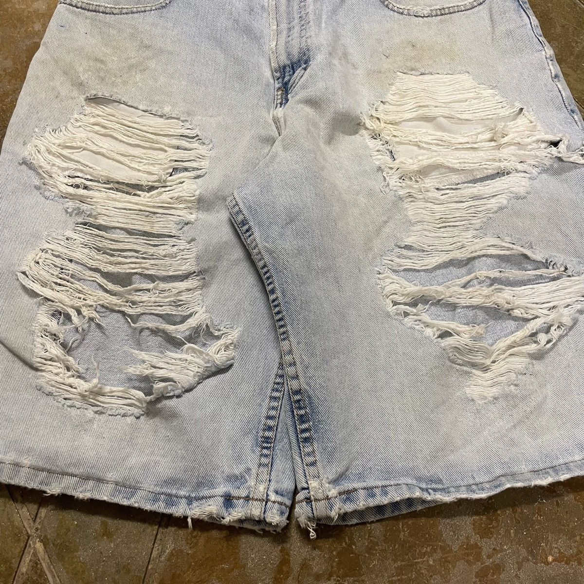 Vintage Vintage 1990’s Distressed & Worn Tommy Hilfiger Shorts Size US 32 / EU 48 - 2 Thumbnail