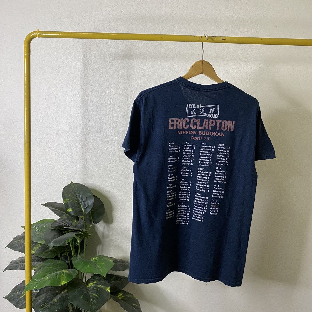 Band Tees Eric Clapton Slowhand Is Back Live In Japan Concert Tshirt Size US M / EU 48-50 / 2 - 5 Thumbnail