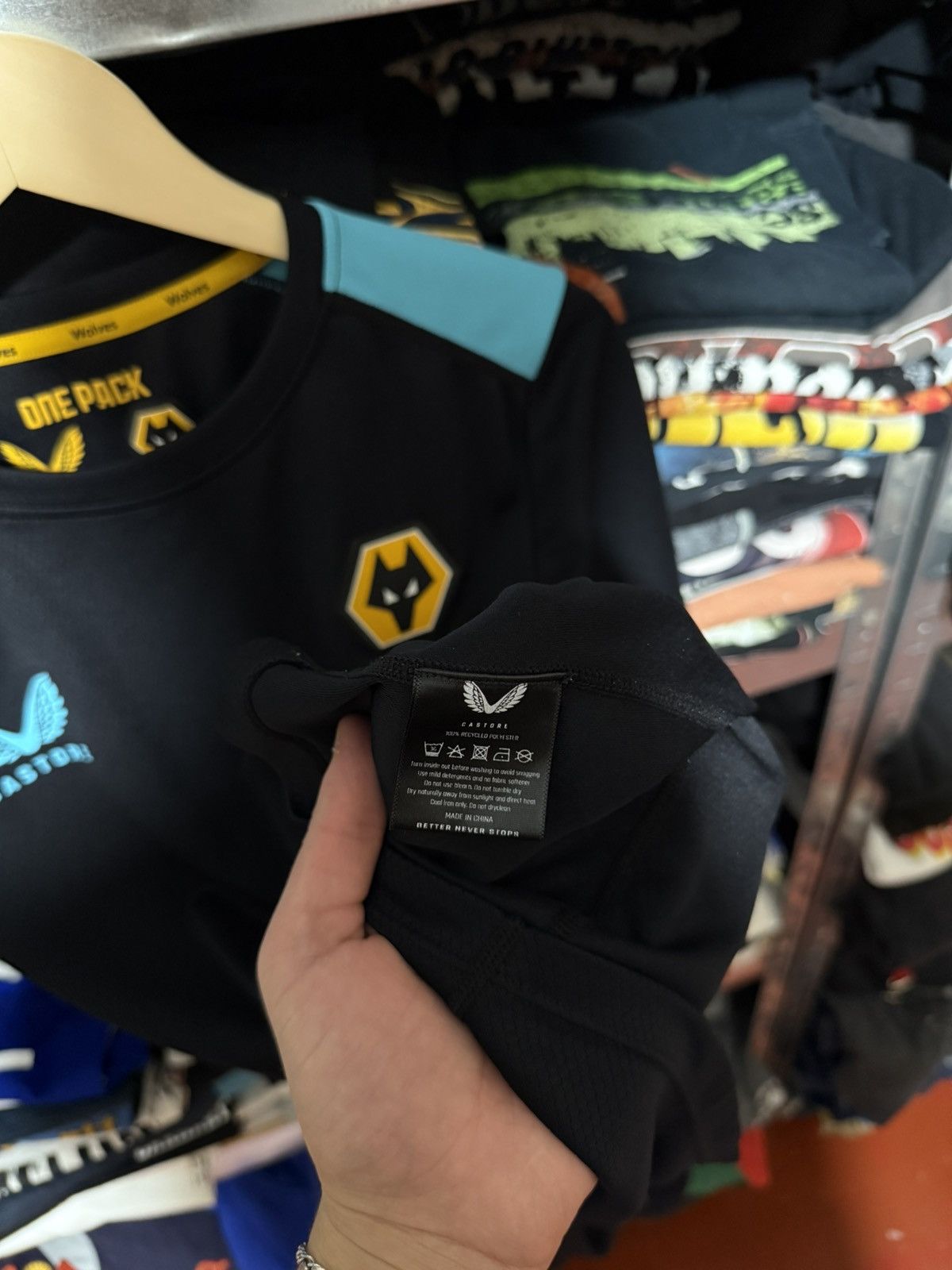 Castore WOLVERHAMPTON WANDERERS 2021 22 TRAINING JERSEY CASTORE Size US S / EU 44-46 / 1 - 5 Thumbnail