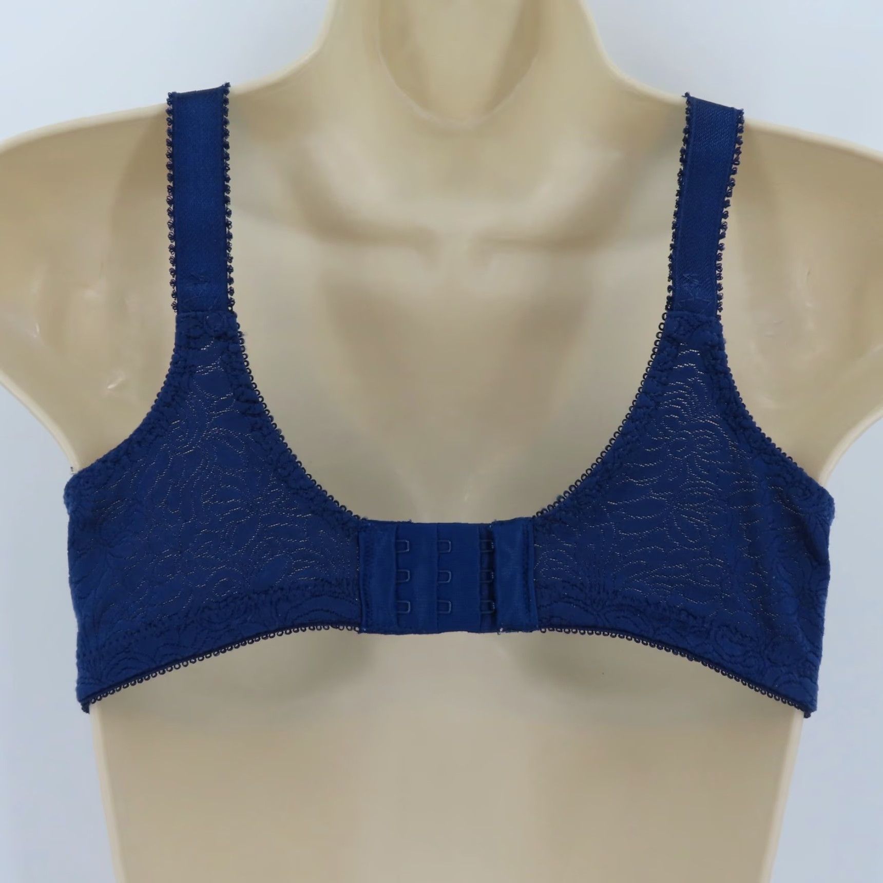 Vintage **Bali 36B Double Support Wireless Lace Bra In Navy Blue Floral Pattern** User: Bali 36B Double Support Wireless Lace Bra In Navy Blue Floral Pattern Size ONE SIZE - 6 Thumbnail