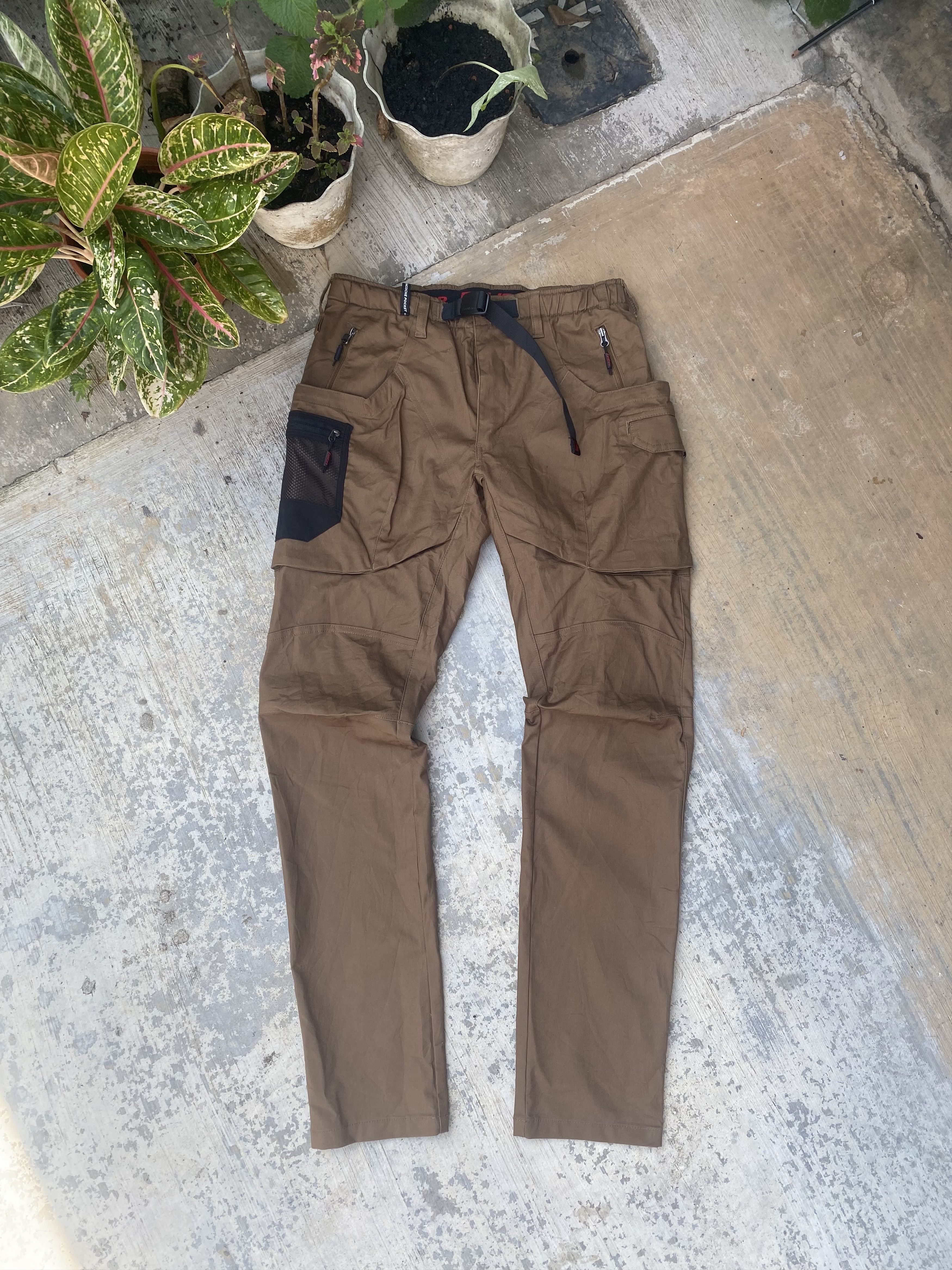 image of Outdoor Life x Voodoo Tactical Steals Fieldcore Techwear Multipocket Skinny Pants in Brown (Size 28