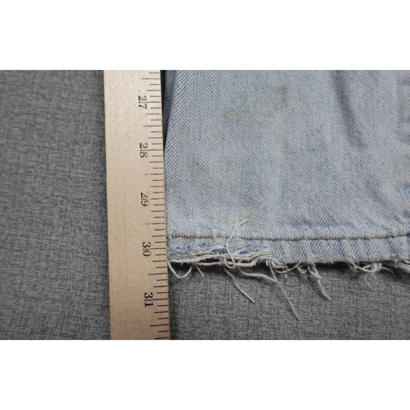 Levi's VINTAGE Levi's 550 Jeans Mens 33x32 Distressed Relaxed Tapered Denim Light Blue 90s Grunge Womens? Mens Size US 33 - 6 Thumbnail