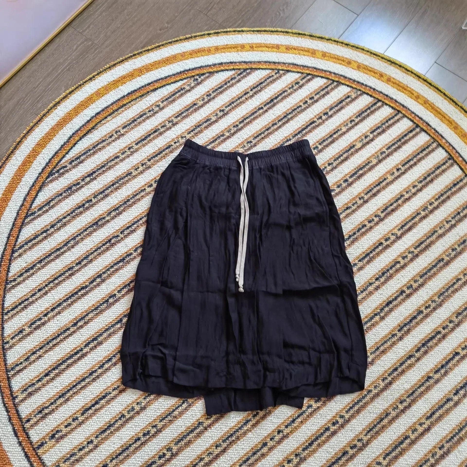 Rick Owens Black Loose-Fit Shorts Size 32. Size US 32 / EU 48 - 1 Thumbnail