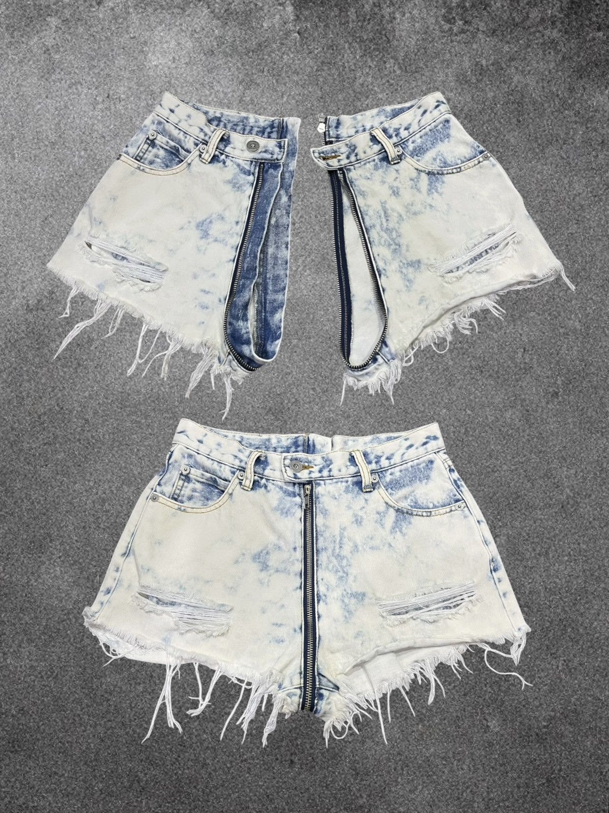 Fashion Victim Spiral Girl Split Zip Distressed Bleach Denim Hot Pants Size 25" / US 0 / IT 36 - 1 Thumbnail