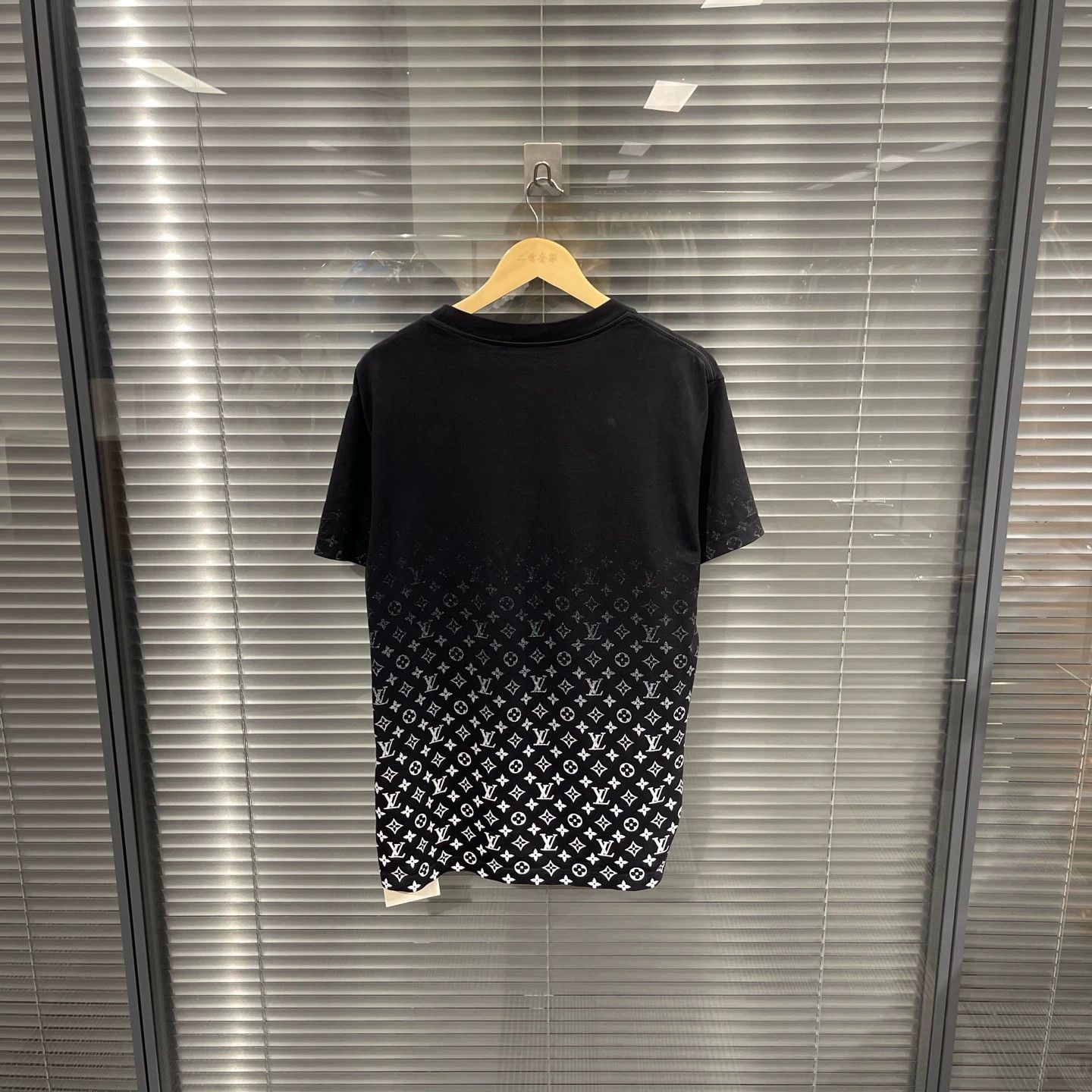 Louis Vuitton LV Hit Gradient Monogram Allover Print SS Tee Size US XXL / EU 58 / 5 - 2 Thumbnail