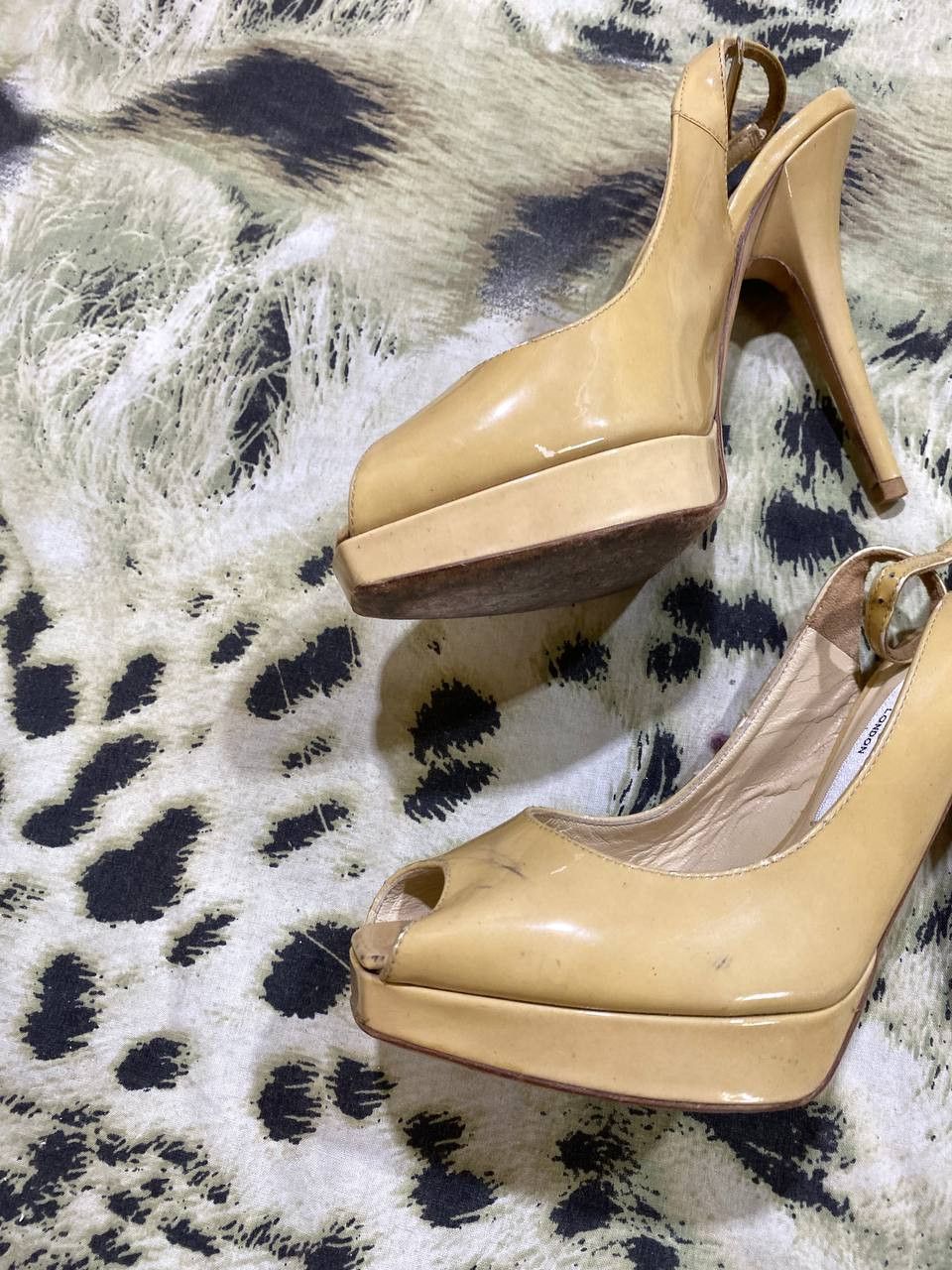 Jimmy Choo Jimmy Choo Beige Patent Leather Nova Peep Toe Platform shoes Size US 5 / IT 35 - 4 Thumbnail