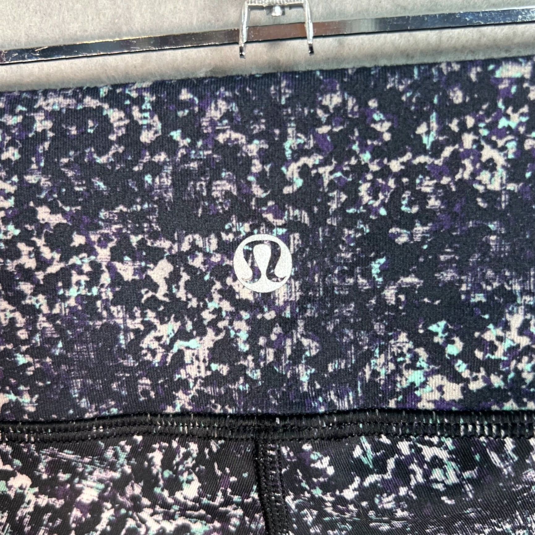 Lululemon VINTAGE Lululemon High-Waisted Black & Speckled Cropped Leggings Womens Size 2 Size 26" / US 2 / IT 38 - 3 Thumbnail