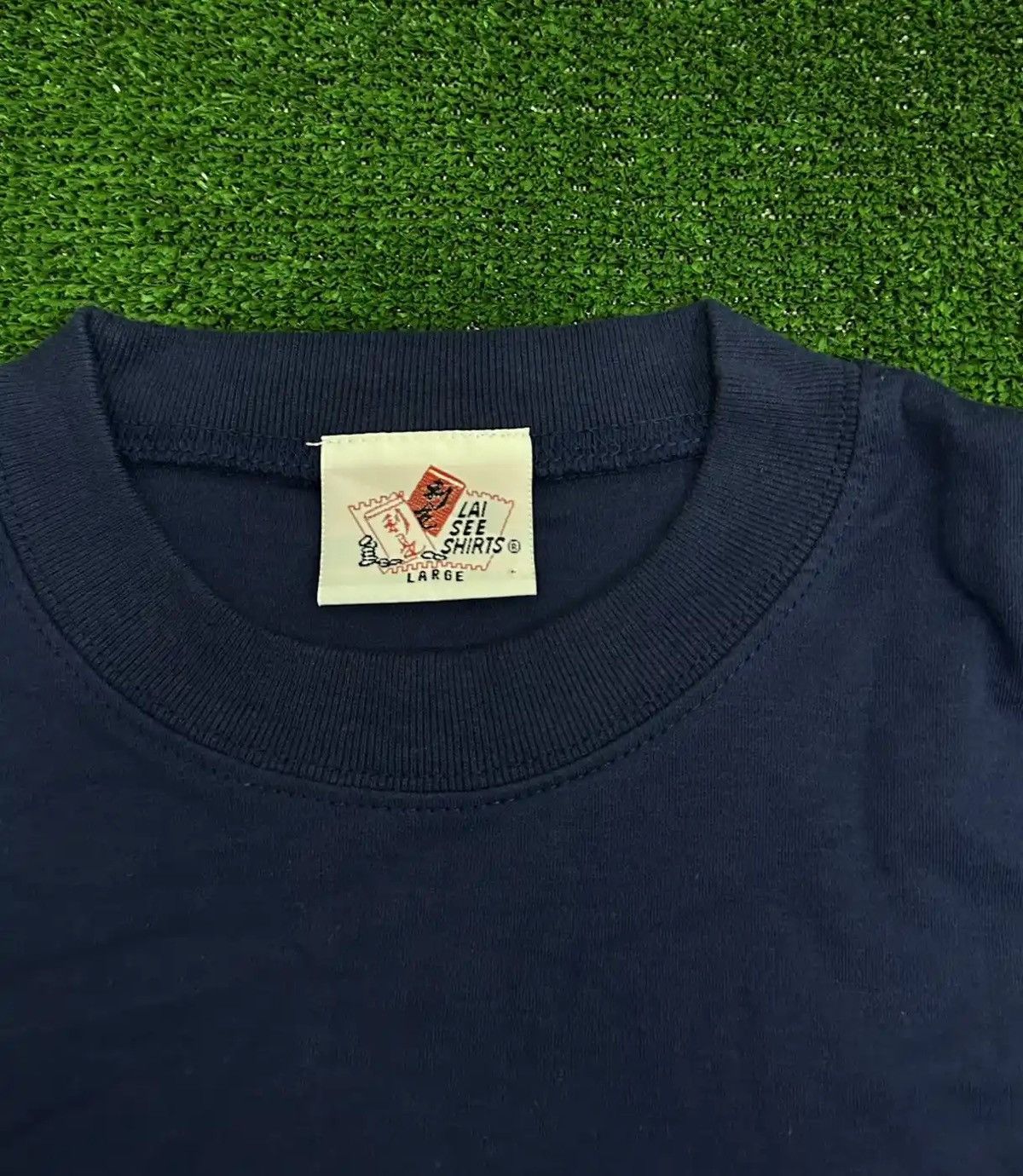 Vintage 90’s Hong-Kong Wild Nature Embroidered Logo T-Shirt